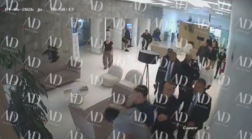antoniolugol's tweet photo. @hdemauleon @memobarba Personas armadas golpeando ciudadanos, políticos con escoltas armados con armas largas golpeando ciudadanos, la guardia nacional golpeando ciudadanos, el crimen organizado secuestrando ciudadanos, definitivamente los ciudadanos estamos abandonados a nuestra suerte https://t.co/ndRQTs25Kb