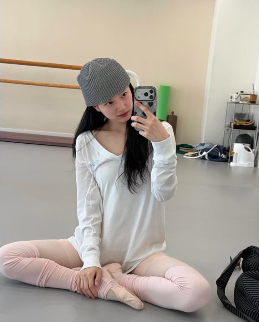 minoymus's tweet photo. Pink top pink socks yes she is seriously a pink lover 🩷 https://t.co/s85DyluTUp