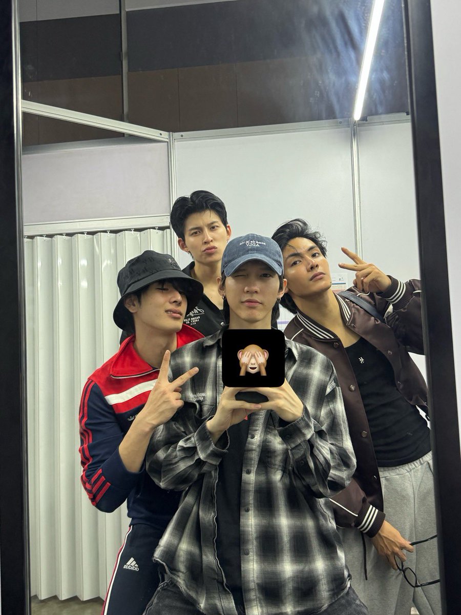 surviving_TT's tweet photo. JOONG LOOKING ALL FLUSHED FROM PRACTICE LIKE A FUCKING MEAL OMG

knees went weak actually😦 https://t.co/NxlleJkUvm