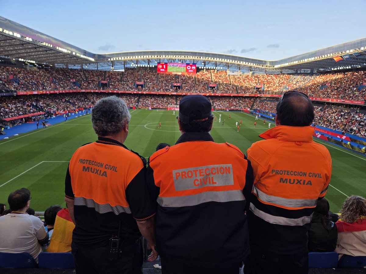 PCivilCoruna's tweet photo. Partido entre España e Iraq en el estadionde Riazor, con colaboración de compañeros de Miño, Muxia, Bergondo y Mazaricos. https://t.co/hL3agwrPCZ