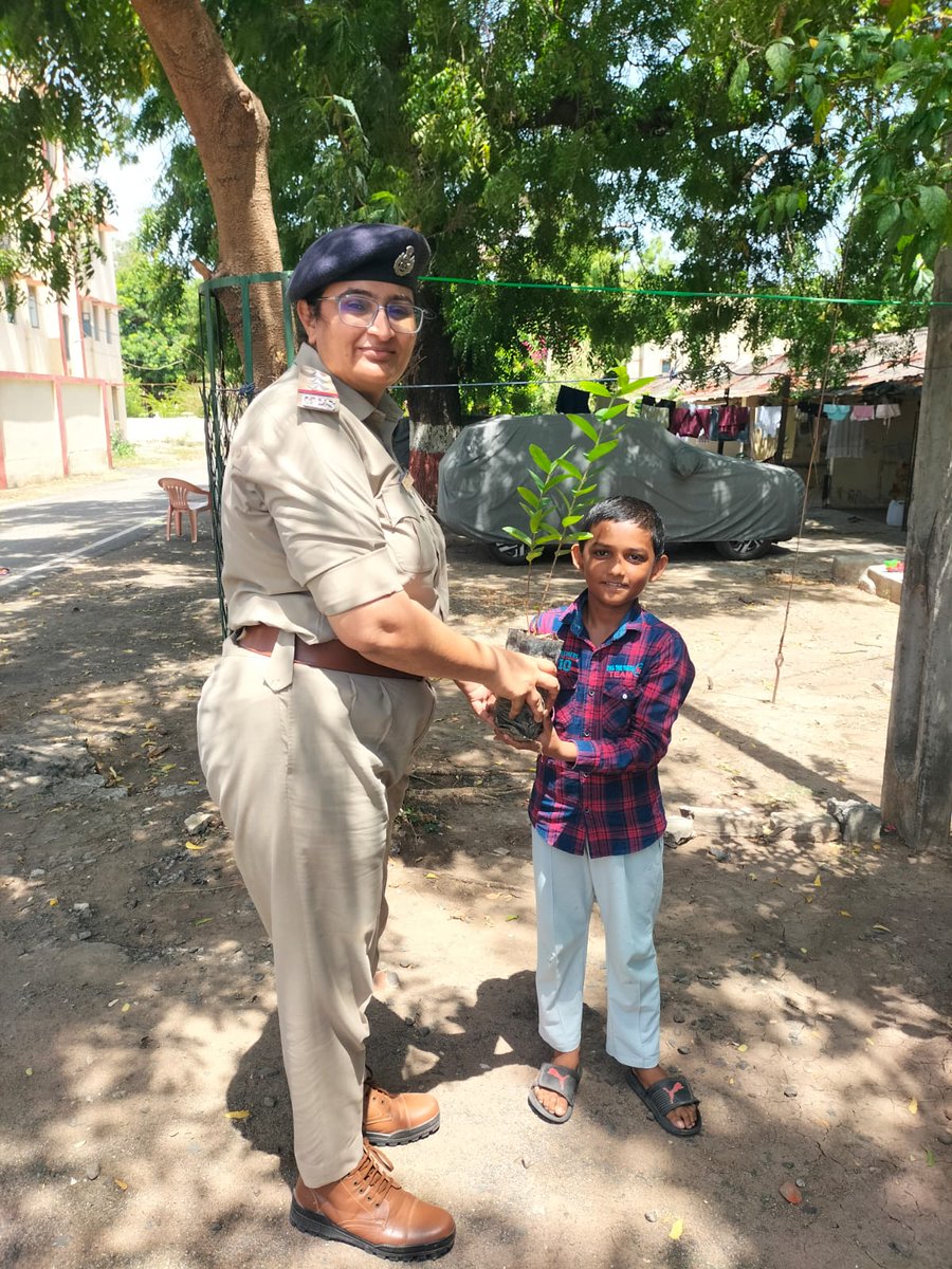Grp_Vadodara's tweet photo. આજરોજ વિશ્વ પર્યાવરણ દિવસ નિમિત્તે ભરૂચ રેલવે પોલીસ (જીઆરપી) દ્વારા ભરૂચ રેલવે કોલોની ખાતે વૃક્ષારોપણ કાર્યક્રમનું આયોજન કરવામાં આવ્યુ..
@sanghaviharsh 
@dgpgujarat 
@GujaratPolice 
@SP_WR_Amd https://t.co/RYXcuh6LJE