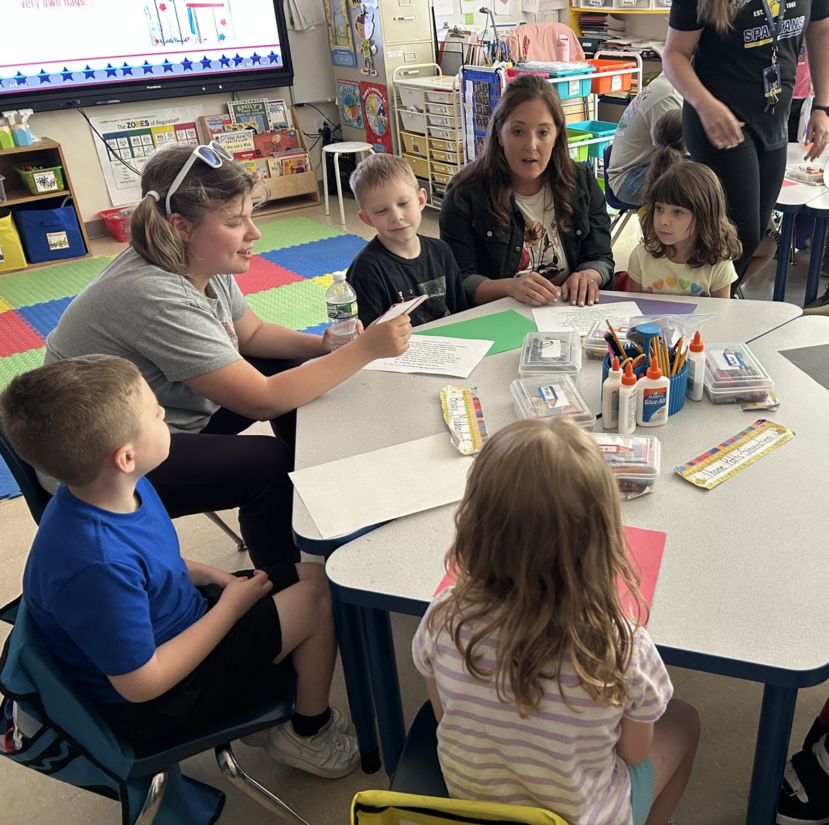 MECSDSpartans's tweet photo. 🇺🇸 There's nothing better than collaboration across grade levels! 

Students from Mrs. Erb’s class teamed up with kindergarteners in Amanda Padrazo's class for a special Flag Day activity. The experience helps HS students develop leadership, planning, and public speaking skills. https://t.co/YZTj0XKqmQ