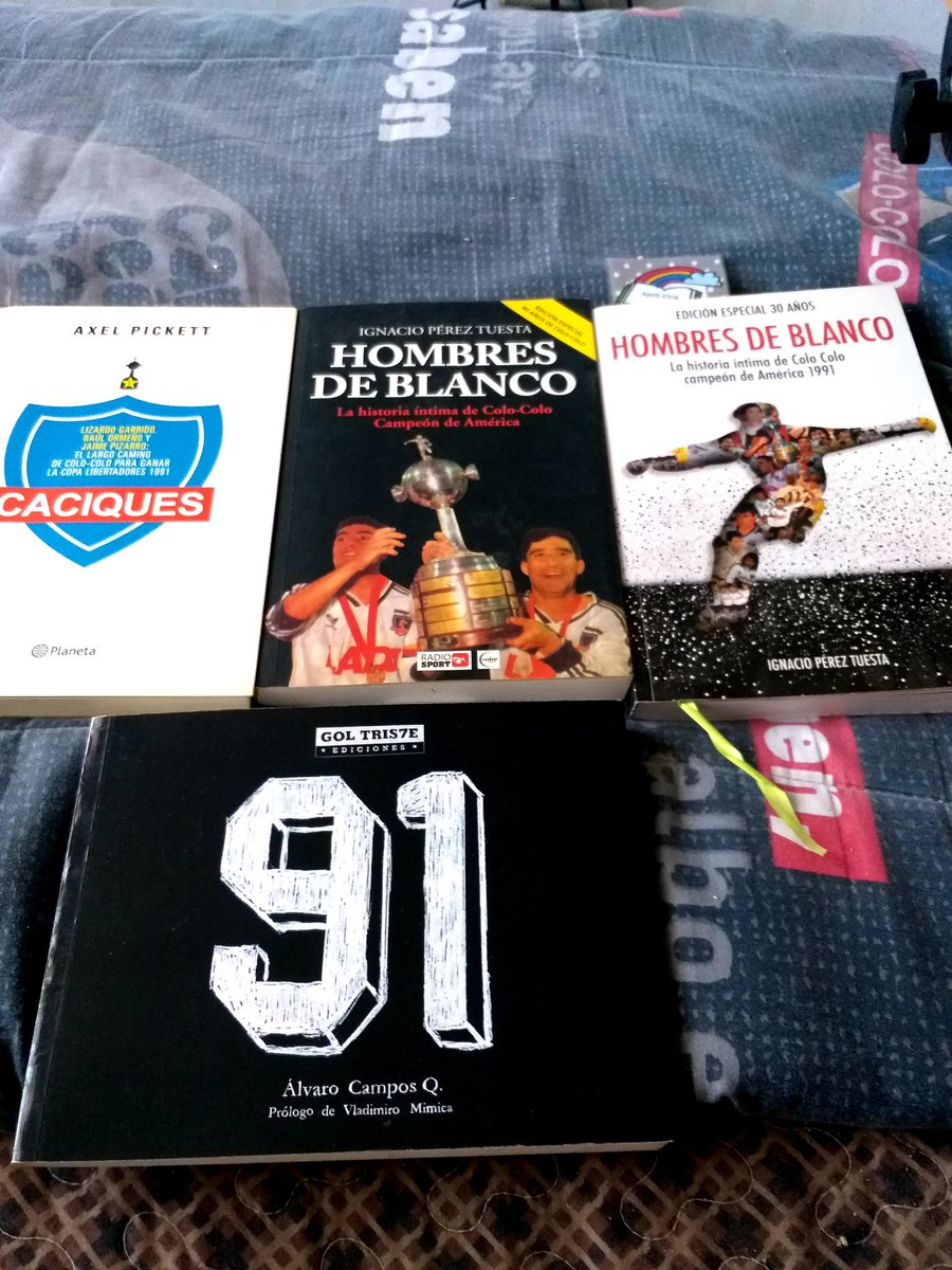 luis_memo88's tweet photo. Fotografias de nuestros heroes 👏👏👏👏👏👏👏comandado por el gran mirko jozic ( que vendrá en septiembre homenaje como corresponde para un gigante de parte de la hinchada colocolina ⚪⚫) 
mis libros las ediciones de hombres de blanco @IPerezTuesta , caciques de @axelpickett y 91 @GolTriste
