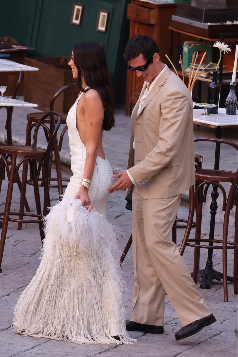 dualipanoticia's tweet photo. Dua lipa y Callum Turner @ Palermo, Italia https://t.co/ouQHK3416g