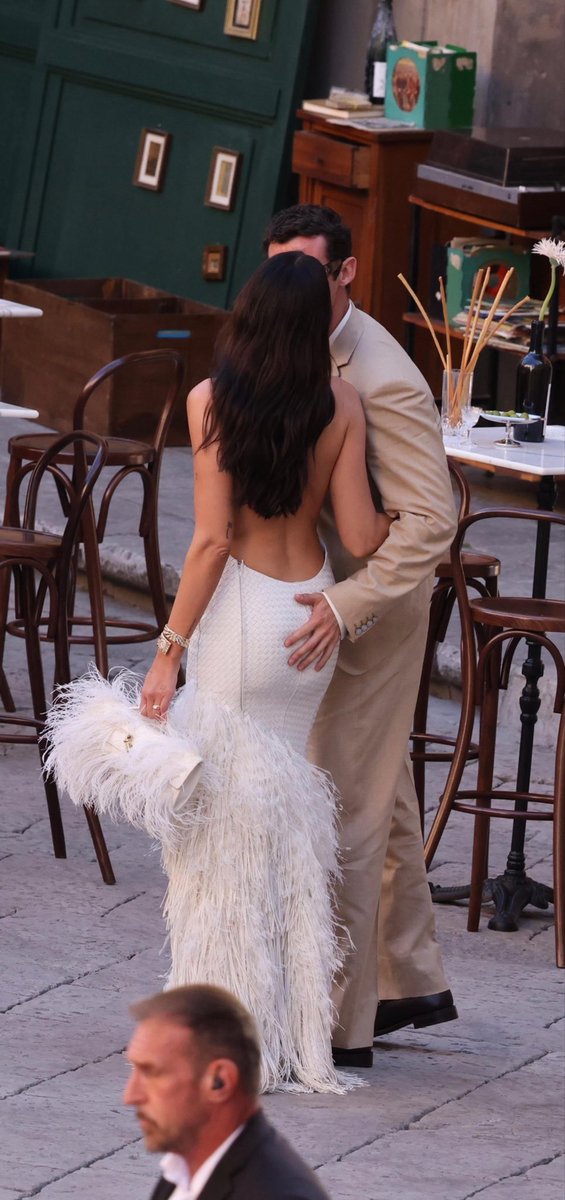 dualipanoticia's tweet photo. Dua lipa y Callum Turner @ Palermo, Italia https://t.co/ouQHK3416g
