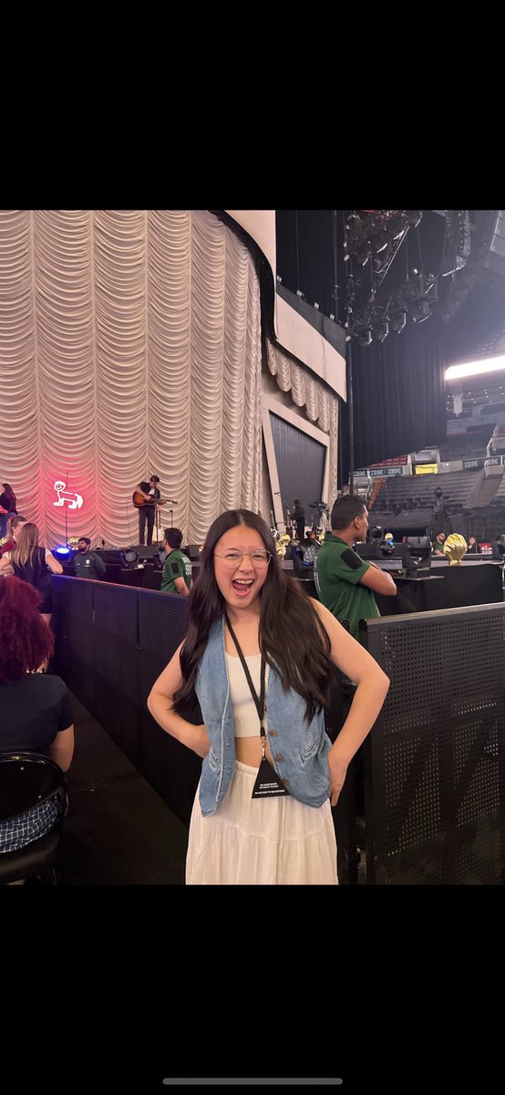 KISSNDISC0's tweet photo. u want to invite me to the toronto dinner party so bad 🙂‍↕️  @umusic

i promise that the seat wont go to waste 🍽️ ❤️ https://t.co/bO7ysl5pFC