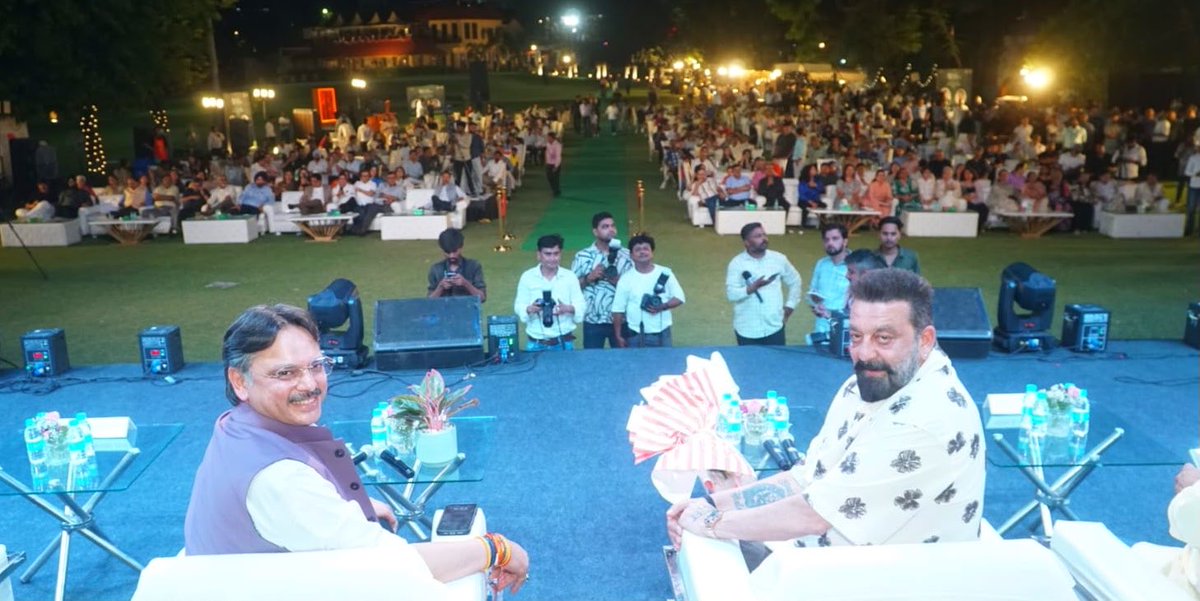 RajeshwarS73's tweet photo. विश्व पर्यावरण दिवस के अवसर पर लखनऊ गोल्फ क्लब में आयोजित ‘द ग्रीन शिफ्ट’ गोल्फ टूर्नामेंट अवॉर्ड्स में सहभागिता कर खेल, जनभागीदारी और पर्यावरण संरक्षण को एक साझा मंच पर आगे बढ़ाने का अवसर मिला। इस अवसर पर मेगा स्टार श्री संजय दत्त जी की उपस्थिति ने Net Zero Sarojininagar अभियान को नई ऊर्जा प्रदान की।

‘द ग्रीन शिफ्ट’ केवल एक गोल्फ टूर्नामेंट नहीं, बल्कि खेल, समाज, उद्योग, नवाचार और जनसहभागिता को जोड़कर पर्यावरण संरक्षण एवं सतत विकास को जनआंदोलन बनाने का प्रयास है। प्रतियोगिता के अंतर्गत जूनियर, महिला, वेटरन्स, सीनियर वेटरन्स एवं विभिन्न हैंडीकैप श्रेणियों सहित कुल 23 खिलाड़ियों को सम्मानित किया गया तथा विजेताओं को ₹6 लाख तक के आकर्षक पुरस्कार प्रदान किए गए।

इस अवसर पर श्री संजय दत्त जी ने कहा—
“पेड़ लगाओ, जादू की झप्पी पाओ। पर्यावरण संरक्षण केवल सरकारों की जिम्मेदारी नहीं, बल्कि हम सभी की साझा जिम्मेदारी है।”

उन्होंने आगे कहा—
“ये Net Zero का मूवमेंट केवल सरोजिनी नगर में नहीं, ये आपको पूरे हिंदुस्तान में लेकर जाना है। राजेश्वर जी मेरे भाई हैं। ये मेरे को कहेंगे ‘संजू बाबा यहां आ जाओ’, मैं इनके लिए कहीं भी खड़ा हो जाऊंगा।”

मेरा दृढ़ विश्वास है कि Net Zero की यात्रा बिल्कुल गोल्फ की तरह है—सफलता किसी एक बेहतरीन शॉट से नहीं, बल्कि लगातार किए गए छोटे-छोटे प्रयासों से मिलती है। आज जलवायु परिवर्तन भविष्य नहीं, वर्तमान की चुनौती है। जब सामान्य नागरिक यह तय करेगा कि उसका हर छोटा कदम मायने रखता है, तभी Net Zero का लक्ष्य वास्तविकता बनेगा।

आज लखनऊ सहित देशभर के शहर गंभीर पर्यावरणीय चुनौतियों का सामना कर रहे हैं। लखनऊ का AQI कई बार 200 के पार पहुंच जाता है, भूजल स्तर लगातार गिर रहा है, जबकि वायु प्रदूषण के कारण विश्वभर में प्रतिवर्ष लगभग 70 लाख लोगों की असमय मृत्यु होती है। यूनिसेफ के अनुसार वर्ष 2040 तक लगभग 60 करोड़ बच्चे गंभीर जल संकट का सामना कर सकते हैं। ये आंकड़े केवल चेतावनी नहीं, बल्कि तत्काल सामूहिक कार्रवाई का आह्वान हैं।

ऊर्जा संरक्षण की दिशा में यदि भारत का प्रत्येक नागरिक केवल एक वॉट बिजली की बचत करे, तो प्रतिवर्ष लगभग 1,250 करोड़ यूनिट बिजली बचाई जा सकती है, जिससे करोड़ों रुपये की बचत और लाखों टन कार्बन उत्सर्जन को रोका जा सकता है। ऐसे समय में ऊर्जा संरक्षण, पौधारोपण, हरित जीवनशैली, स्वच्छ ऊर्जा और जनभागीदारी ही आगे का रास्ता है।

इस अवसर पर श्री डॉ. सुभाष चंद्र जी (अध्यक्ष), श्री रजनीश सेठी जी (सचिव), श्री आर. एस. नंदा जी (कप्तान), श्री सुधांशु रस्तोगी जी (संयुक्त सचिव), श्री यासिर जी, श्री अजय गुप्ता जी, श्री तेजपाल सियाल जी, श्री करण चंदा जी सहित अनेक गणमान्य व्यक्ति उपस्थित रहे।

मुझे प्रसन्नता है कि Net Zero Sarojininagar अभियान लगातार समाज, उद्योग, शिक्षण संस्थानों, खेल जगत और नागरिकों को जोड़ते हुए आगे बढ़ रहा है। हमारा लक्ष्य केवल सरोजिनी नगर तक सीमित नहीं, बल्कि एक ऐसा मॉडल तैयार करना है जो व्यापक स्तर पर हरित परिवर्तन की प्रेरणा बने।

आइए, हम सभी मिलकर खेल, समाज और पर्यावरण को जोड़ते हुए “एक व्यक्ति–एक संकल्प” के साथ Net Zero Sarojininagar 2040 के लक्ष्य को जनआंदोलन बनाएं।

#WorldEnvironmentDay #GreenShift #NetZeroSarojininagar #EnvironmentalProtection #Sustainability #Lucknow