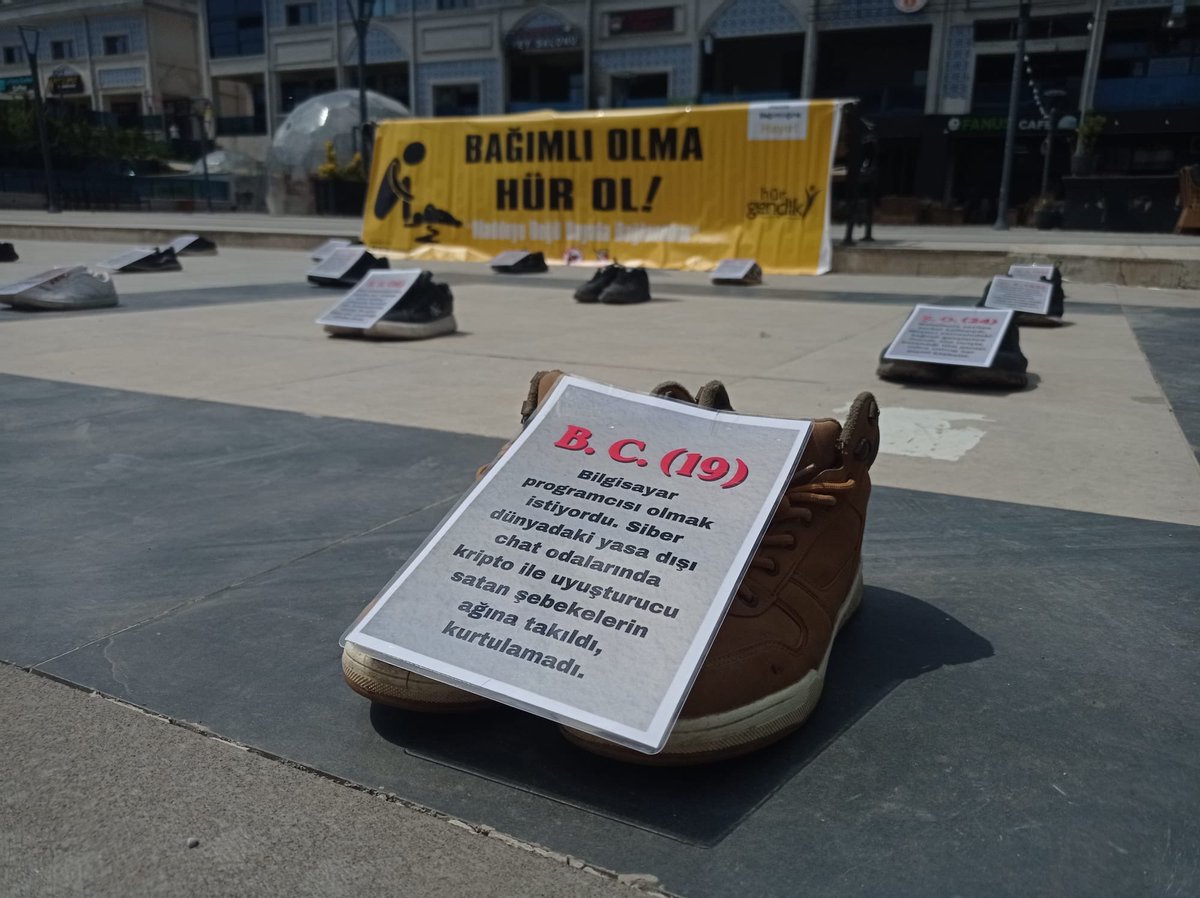 HurGenclik73's tweet photo. Hür Gençlik Şırnak olarak kent meydanında sergilediğimiz her bir ayakkabı, uyuşturucu nedeniyle yarım kalan her bir hayatın sessiz çığlığıdır.
Uyuşturucuya karşı susmayacağız, gençliğimizi koruyacağız.
#şırnak #BağımlıOlmaHürOl #Hürgençlik https://t.co/OWvHjSszza