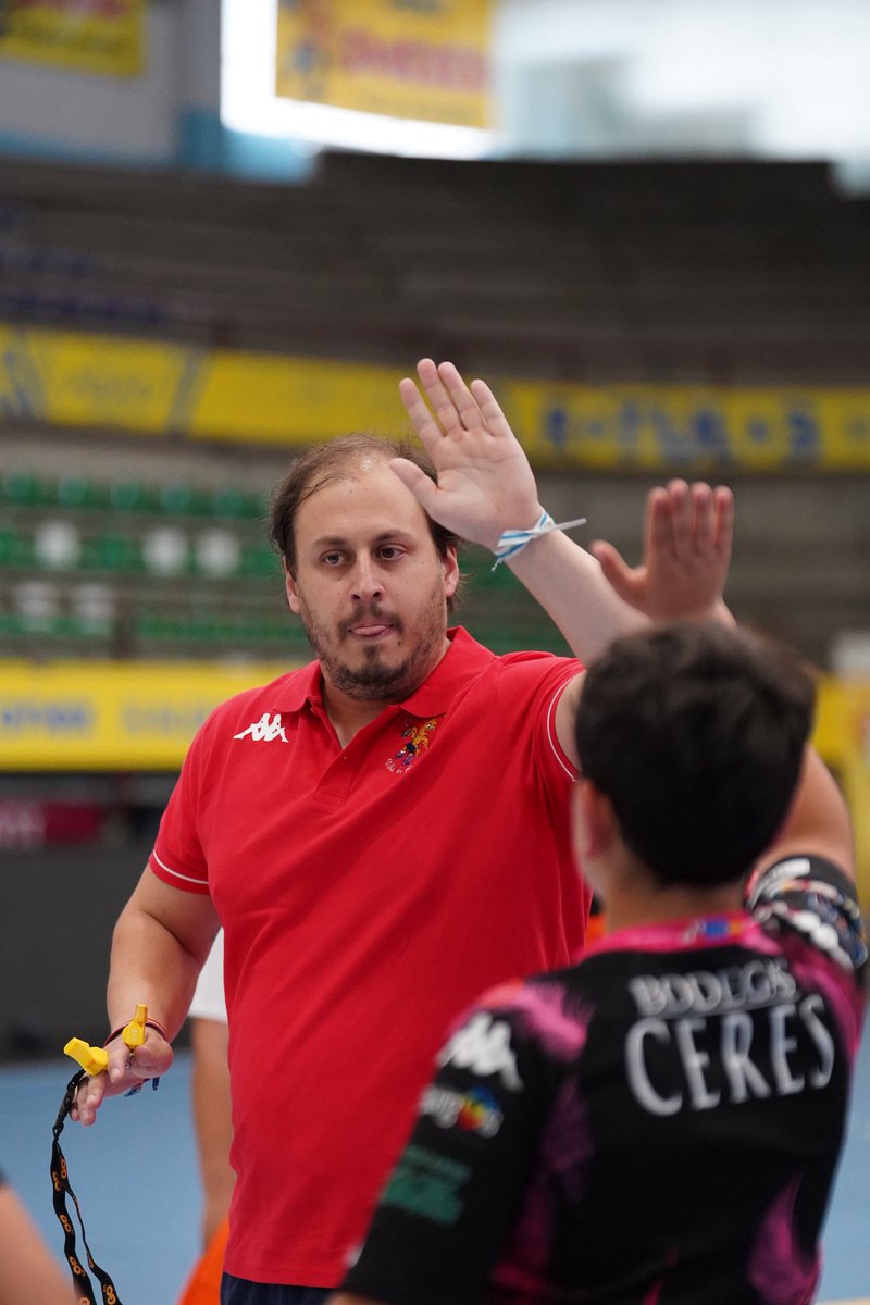 bmvillaaranda's tweet photo. 🐣 𝗖𝗔𝗡𝗧𝗘𝗥𝗔 | Integrantes de nuestra base han recibido nueva tecnificación a cargo de 𝗠𝗮𝗻𝘂𝗲𝗹 𝗠𝗼𝘂𝗿𝗲, entrenador en el @balonmanosanse.
⚔️ ¡Ha sido un honor compartir pista con uno de los grandes referentes y mil gracias por los consejos!
#LaBaseVDA https://t.co/ha7nTNkaaa