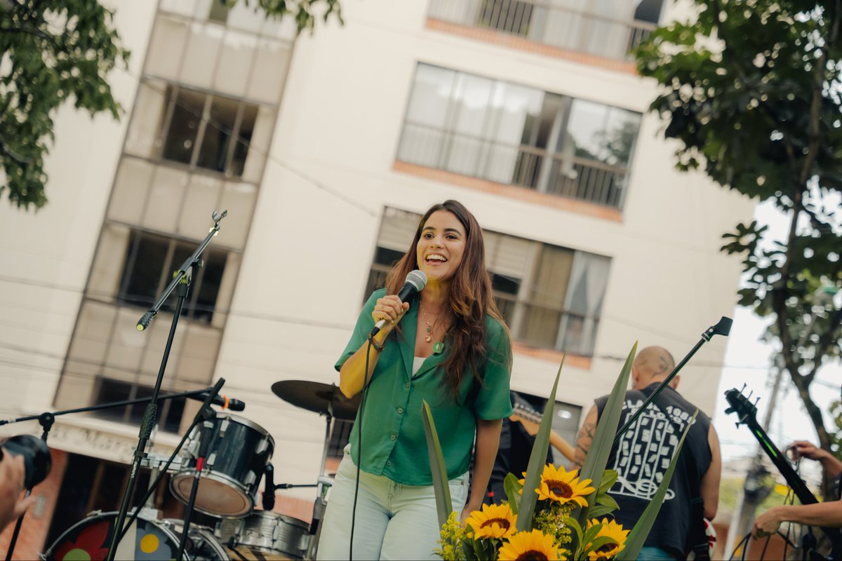 MIMORENOS's tweet photo. Nuestra remontada Verde 💚 desde la Alegria, los argumentos, la cultura.  Tuvimos un encuentro con expresiones ciudadanas, porque entendemos que la esperanza es la fuerza que nos une.

Seguiremos trabajando desde el corazón, defendiendo la vida, la justicia social, el cuidado de la naturaleza y la dignidad de quienes más lo necesitan.

No caminamos desde el miedo. Caminamos desde la esperanza. 
Esperanza de un país donde toda vida es sagrada, que abraza la diversidad y que entiende que el verdadero progreso se mide por la dignidad de nuestra gente.

#Melajuegoporlavida 🫰🏽💚