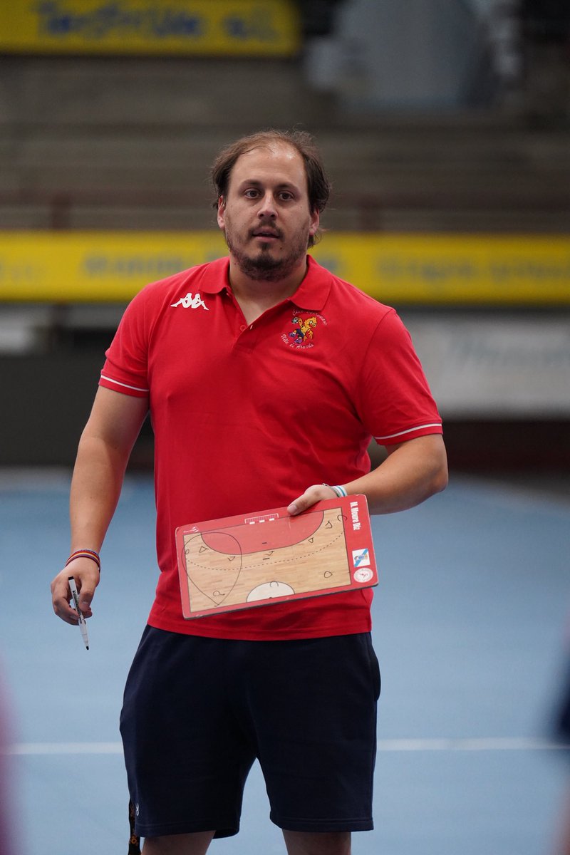 bmvillaaranda's tweet photo. 🐣 𝗖𝗔𝗡𝗧𝗘𝗥𝗔 | Integrantes de nuestra base han recibido nueva tecnificación a cargo de 𝗠𝗮𝗻𝘂𝗲𝗹 𝗠𝗼𝘂𝗿𝗲, entrenador en el @balonmanosanse.
⚔️ ¡Ha sido un honor compartir pista con uno de los grandes referentes y mil gracias por los consejos!
#LaBaseVDA https://t.co/ha7nTNkaaa