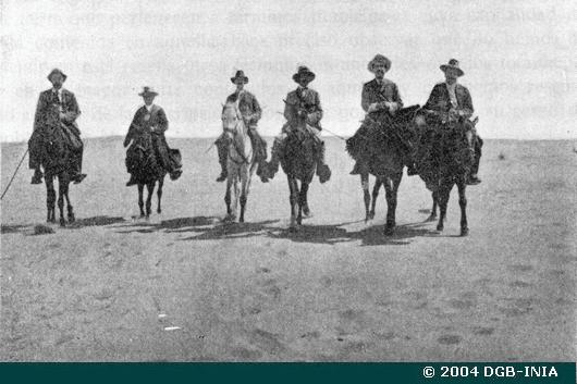 JMerino28945337's tweet photo. "Excursión de los Ingenieros de Montes del Servicio Forestal de Segovia al desierto de Hontalbilla" (1951) Así reza el pie de foto que inmortaliza la visita de los técnicos a una duna que amenazaba las tierras de cultivo (fijación de dunas interiores) (CENEAM) https://t.co/x9uaATxLIN