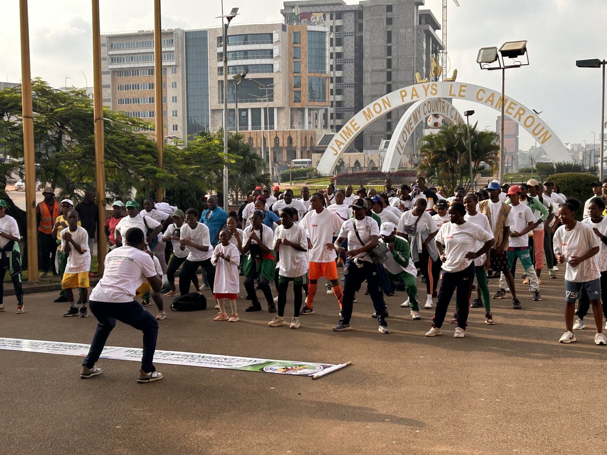 GreenpeaceAfrik's tweet photo. 🌍 En cette Journée mondiale de l’environnement, rappelons-nous que le changement ne viendra pas seulement des promesses, mais des actes. 

À Yaoundé, nos volontaires montrent qu’il est possible de transformer l’engagement en action concrète. https://t.co/E4nj3ztlYO