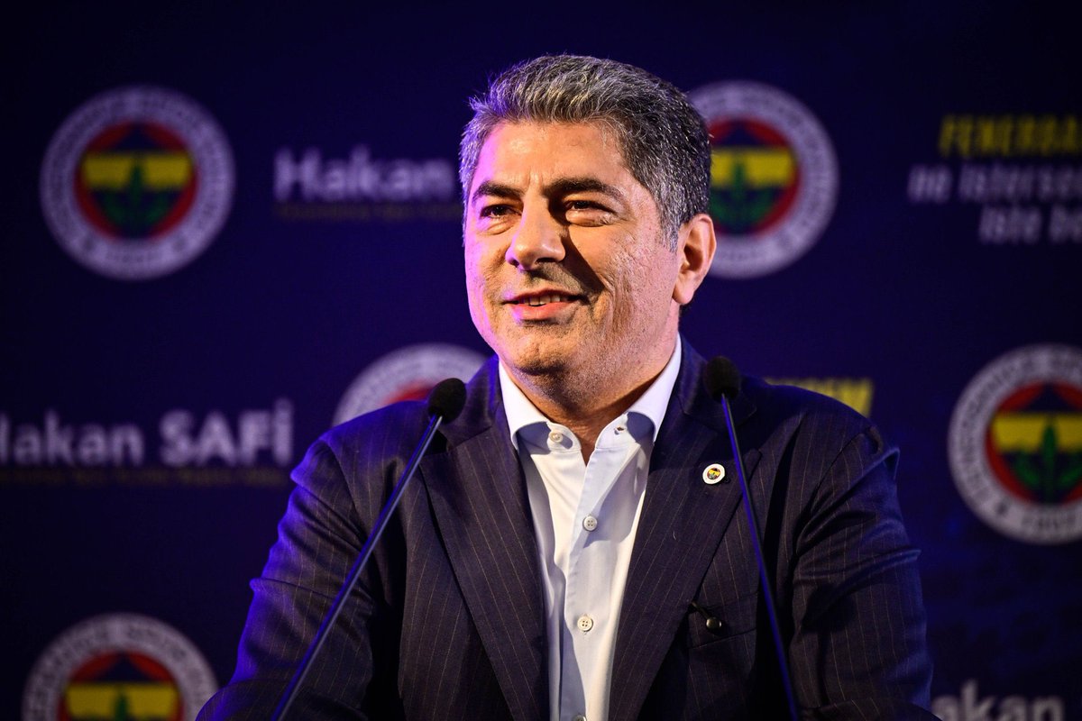 avfatihsasioglu's tweet photo. Fenerbahçe Spor Kulübü Başkan Adayı Sayın Hakan Safi’nin transfer vaatlerinde bulunmasının önünde bir hukuki engel yoktur. Gerekçeleriyle izah edeceğim;

Kanaatimce, bir Başkan Adayının seçim sürecinde kulübün sportif geleceğine ilişkin transfer vaadinde bulunması, tek başına hukuka aykırı veya yasak bir faaliyet olarak değerlendirilemez. Kulüp üyelerinin oy tercihini etkileyen en önemli unsurlardan biri, adayların sportif vizyonu, kadro planlaması, mali kaynak yaratma kabiliyeti ve bu kapsamda somutlaştırdıkları transfer projeleridir. Bu nedenle bir Başkan Adayının, seçilmesi halinde gerçekleştirmeyi hedeflediği transferlere ilişkin açıklamalarda bulunması, Kulüp içi demokratik yarışın ve seçim propagandasının doğal bir parçası olarak kabul edilmelidir.

Burada önemle ayrılması gereken husus, yapılan açıklama veya imzalanan ön protokolün Fenerbahçe Spor Kulübünü bağlayıp bağlamadığı meselesidir. Başkan adayı, henüz Kulübün yetkili temsil organı sıfatını kazanmadığından, kulüp adına doğrudan ve kesin bağlayıcı bir profesyonel futbolcu sözleşmesi akdettiğinden söz edilemez. Bu nedenle Hakan Bey tarafından şahsen yürütülen temaslar veya şahsi imza ile düzenlenen ön protokol niteliğindeki belgeler, kural olarak kulüp aleyhine bir borç veya yaptırım doğurmaz. Kulüp ancak seçimden sonra yetkili organları eliyle bu iradeyi benimser ve gerekli resmi işlemleri tamamlar ise hukuken bağlı hale gelir.

Buna karşılık, Hakan Bey’in kendi adına ve şahsi imzasıyla belirli taahhütlerde bulunması, tamamen farklı bir hukuki düzlemde değerlendirilmelidir. Böyle bir durumda ortaya çıkabilecek sorumluluk, kulübün değil, taahhütte bulunan kişinin şahsi sorumluluğu olarak ele alınabilir. Bu sorumluluk da en fazla sözleşme öncesi görüşmelerde güvenin korunması, dürüstlük kuralı ve culpa in contrahendo ilkeleri çerçevesinde tartışılabilir. Bir başka ifadeyle, ön protokol veya niyet beyanı kulübü peşinen bağlayan bir profesyonel futbolcu sözleşmesi niteliği taşımasa dahi, taraflar arasında makul bir güven ilişkisi yaratmışsa, bu güvenin haksız biçimde boşa çıkarılması halinde şahsi sorumluluk gündeme gelebilir.

Bu yönüyle mesele, Kulüp bakımından bir hukuki riskten ziyade, Başkan Adayının seçilmesi halinde sportif vaadini yerine getirme iradesini ne ��lçüde somutlaştırdığına ilişkindir. Hakan Bey’in şahsen imza altına aldığı veya şahsi taahhüt içeren bir ön mutabakat varsa, bu durum Fenerbahçe aleyhine değil; aksine, adayın kulüp adına ortaya koyduğu vizyonun mali ve hukuki külfetine bizzat katlanmayı göze aldığını gösterir. Dolayısıyla bu tür transfer vaatleri, mevcut kulübün haklarına ve TFF/FIFA düzenlemelerine uygun hareket edilmesi kaydıyla, hukuken yasaklanmış değil; seçim yarışında adayın sorumluluk üstlenme iradesini ortaya koyan meşru vaatler olarak değerlendirilmelidir.