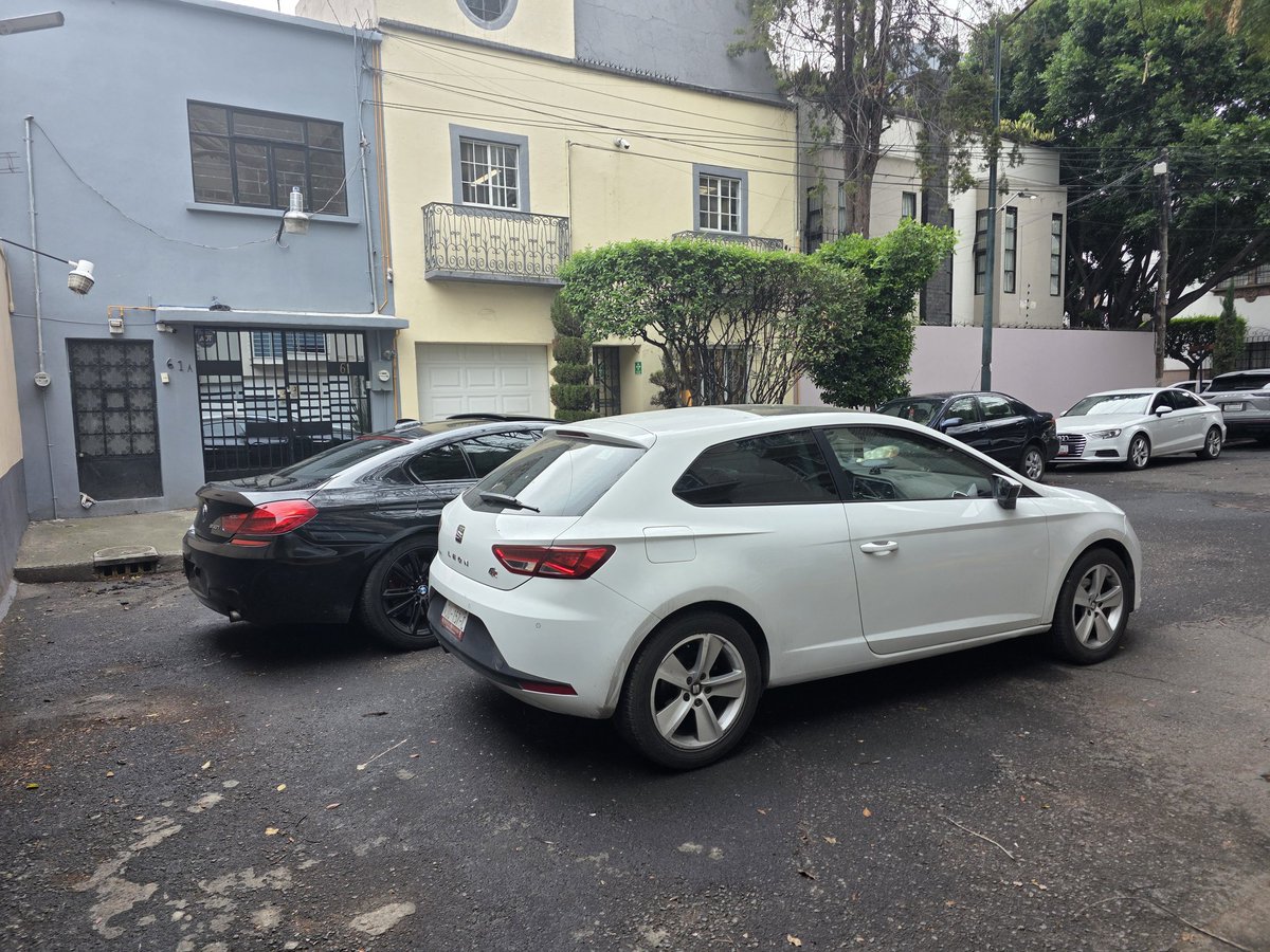 DreamsSeeker's tweet photo. Carros en doble fila en bahía magdalena y bahía Montejo @OVIALCDMX @UCS_GCDMX https://t.co/gsgckAgOAi