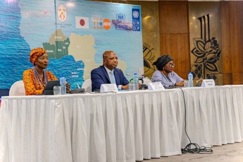 FabreZehou's tweet photo. Dans la capitale #togolaise, l’ambiance est à la responsabilité partagée.
Autour de la table, #États et partenaires cherchent des solutions concrètes pour protéger les populations face aux menaces qui évoluent dans la sous-région.
#Sécurité #Togo #Afrique https://t.co/U9WF2wmBH4