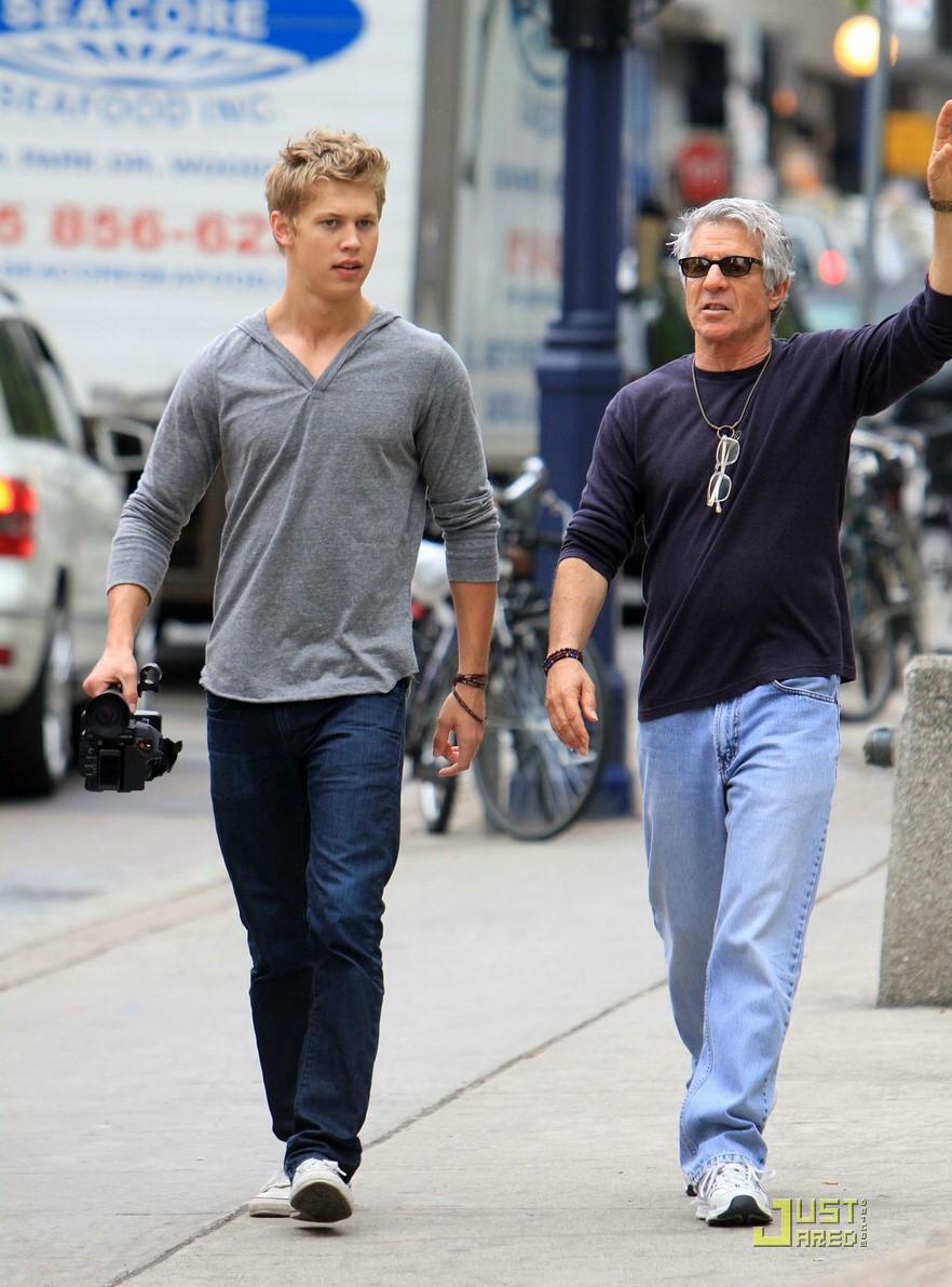 throwbackab's tweet photo. June 5th 2010 - Austin Butler out and about in Toronto, Canada https://t.co/HKyKgDvIa5