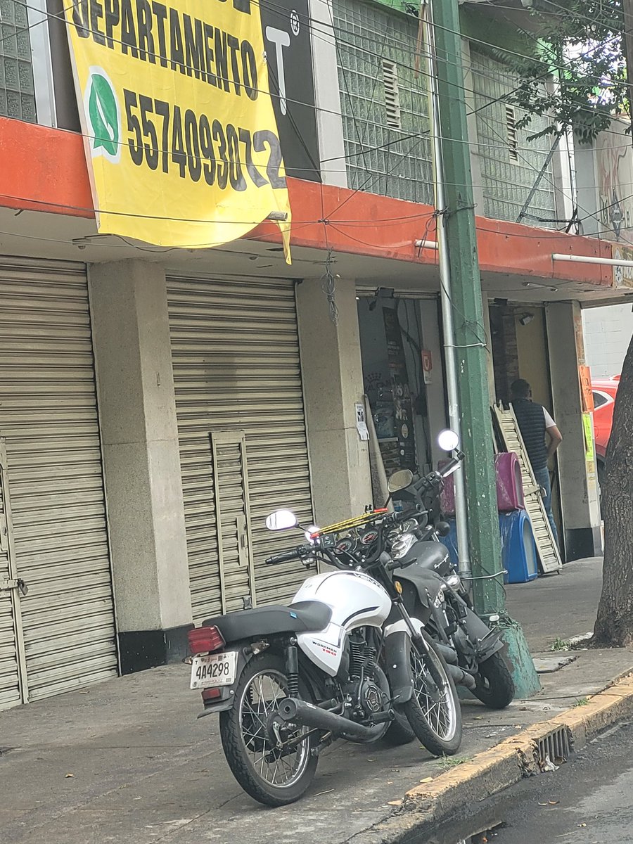 Chamacoverguero's tweet photo. @UCS_GCDMX motos en la banqueta en Calzada de Guadalupe afuera del #500 en @TuAlcaldiaGAM 
La segunda foto es de un changarro de motos y TODOS LOS DIAS, tienen motos en la banqueta. https://t.co/7Rbc26r06H