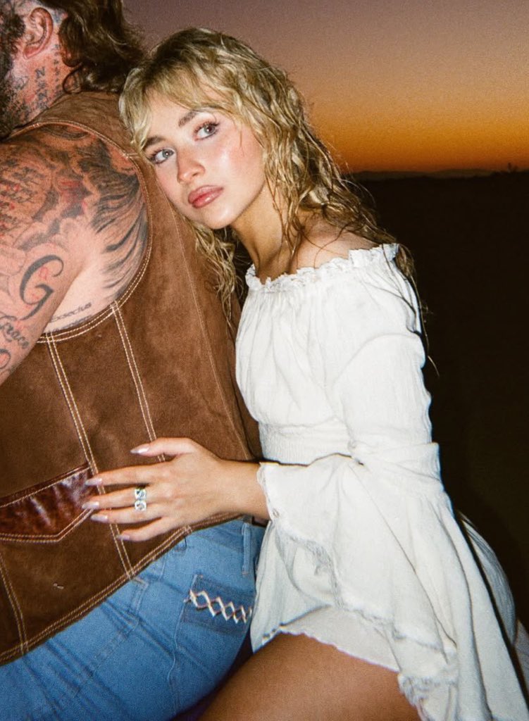 joyfemmes's tweet photo. 1 year ago sabrina blessed us with those pics https://t.co/91MlBjMpe2