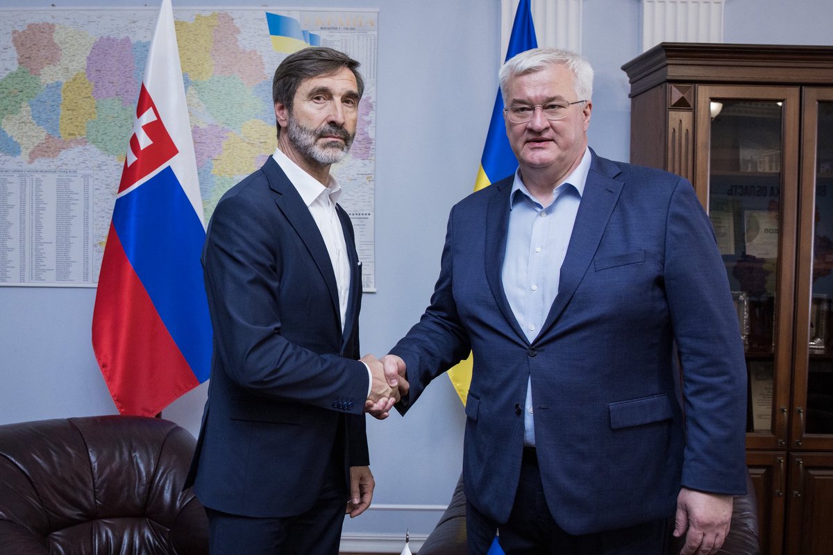 SlovakiaMFA's tweet photo. 🇺🇦🤝🏻🇸🇰 Minister J. Blanár rokoval v ukrajinskom meste Vinnyca s ministrom @andrii_sybiha pri príležitosti odovzdania slovenskej zdravotníckej humanitárnej pomoci. Partneri hovorili o rozvojovej spolupráci, perspektívach mierového riešenia vojny a následnej obnove Ukrajiny, ako aj o európskej integrácii.