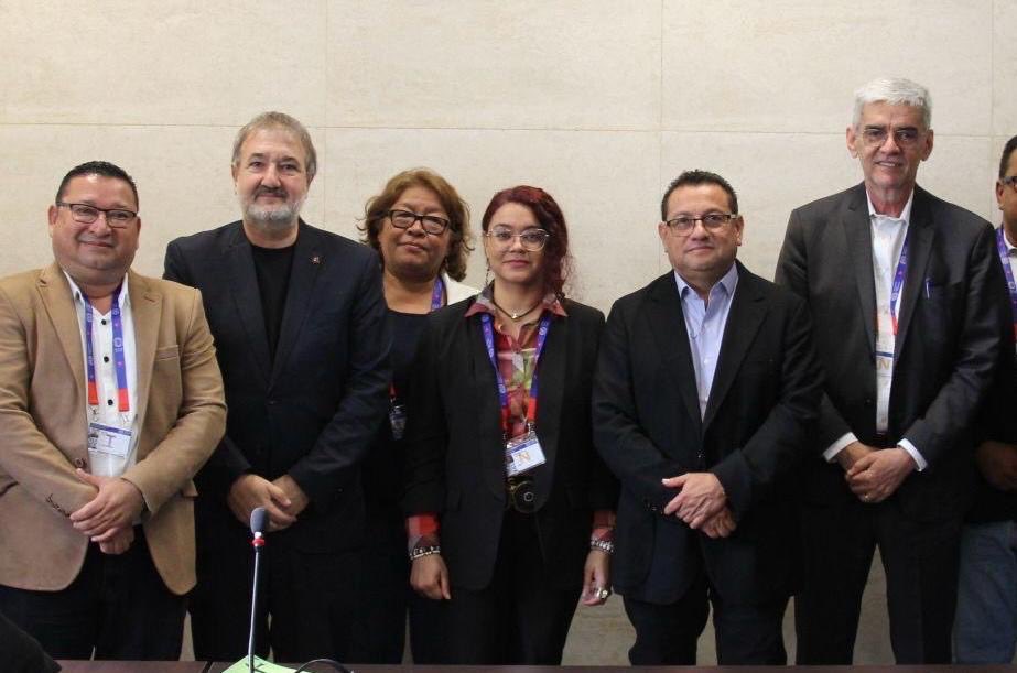 EdwinOrtezSv's tweet photo. El reconocimiento por la Confederación Sindical Internacional (CSI) y la Confederación Sindical de las Américas (CSA) constituye una importante validación de los avances alcanzados por El Salvador en materia de diálogo social, relaciones laborales y cumplimiento de los compromisos internacionales vinculados al mundo del trabajo.

Este logro es el resultado de un esfuerzo colectivo en el que participaron trabajadores, empleadores y Gobierno. 

Sin embargo, reconocemos el papel determinante desempeñado por el Ministro de Trabajo, @RolandoCastroSv, quien se convirtió en el principal artífice de este proceso al impulsar una política de puertas abiertas, diálogo permanente y construcción de consensos con todos los sectores.