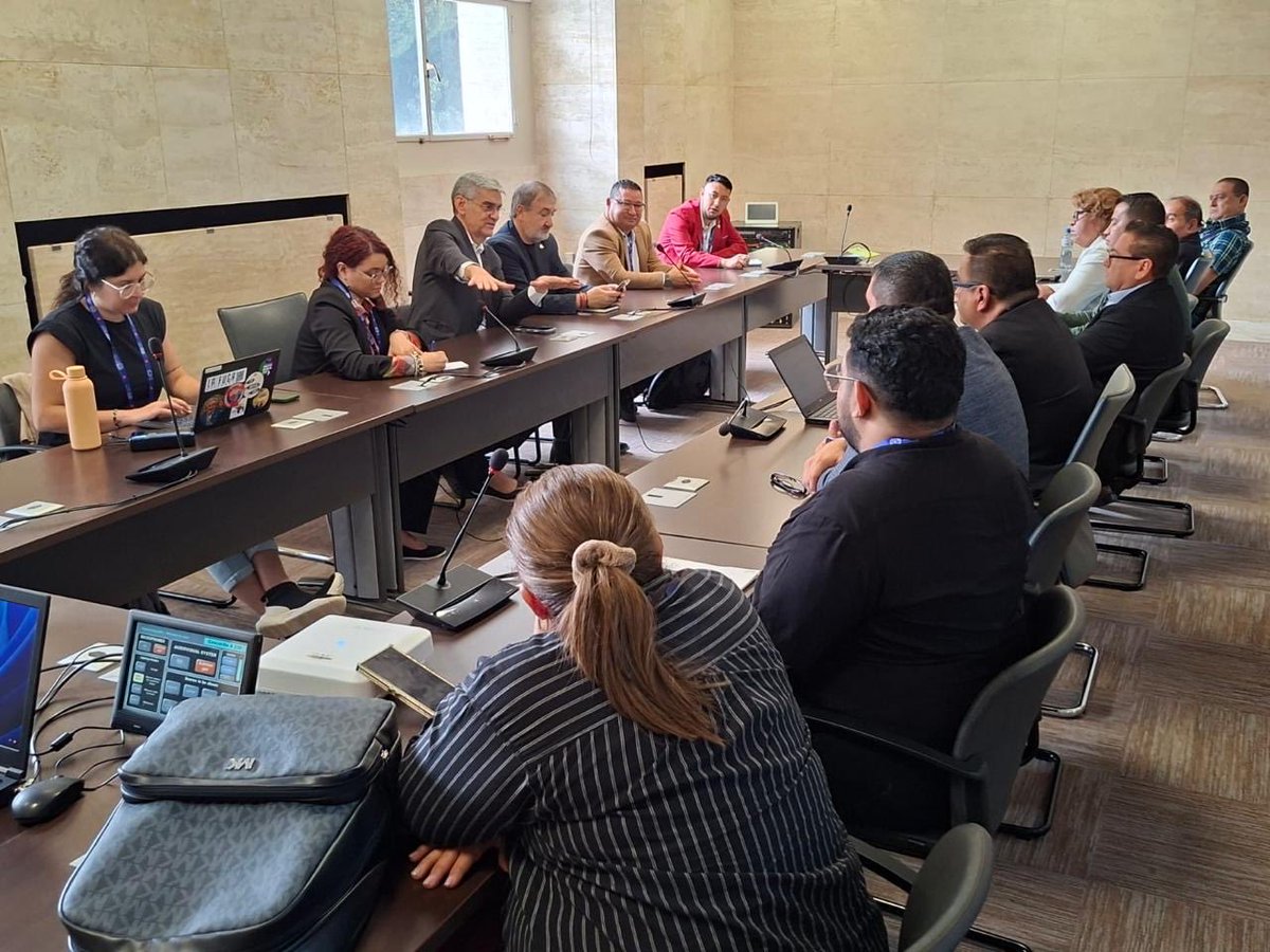 EdwinOrtezSv's tweet photo. El reconocimiento por la Confederación Sindical Internacional (CSI) y la Confederación Sindical de las Américas (CSA) constituye una importante validación de los avances alcanzados por El Salvador en materia de diálogo social, relaciones laborales y cumplimiento de los compromisos internacionales vinculados al mundo del trabajo.

Este logro es el resultado de un esfuerzo colectivo en el que participaron trabajadores, empleadores y Gobierno. 

Sin embargo, reconocemos el papel determinante desempeñado por el Ministro de Trabajo, @RolandoCastroSv, quien se convirtió en el principal artífice de este proceso al impulsar una política de puertas abiertas, diálogo permanente y construcción de consensos con todos los sectores.
