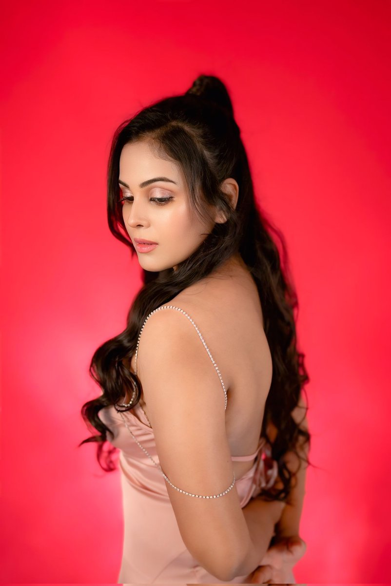 hpy_D0's tweet photo. Glow big like a star. There’s no limit to shine..✨

#ChandiniTamilarasan https://t.co/UdOkks1k8m