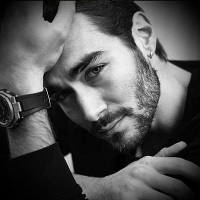 AlRwma1873's tweet photo. ما أجمل أن يجتمع في الإنسان
رقة الشعور...........وطيبة القلب
فالرقة تمنحه القدرة على الإحساس
والطيبة تمنحه القدرة على العطاء
وبين الإحساس.....والعطاء
تولد تلڪ الهالة الخفية التي لا ترى..لڪنها تشعر
وهي سر القبول الذي لا يفسر..فبعض الناس لا يفرضون حضورهم..بل تنفتح لهم القلوب بهدوء https://t.co/gumsjKByc3