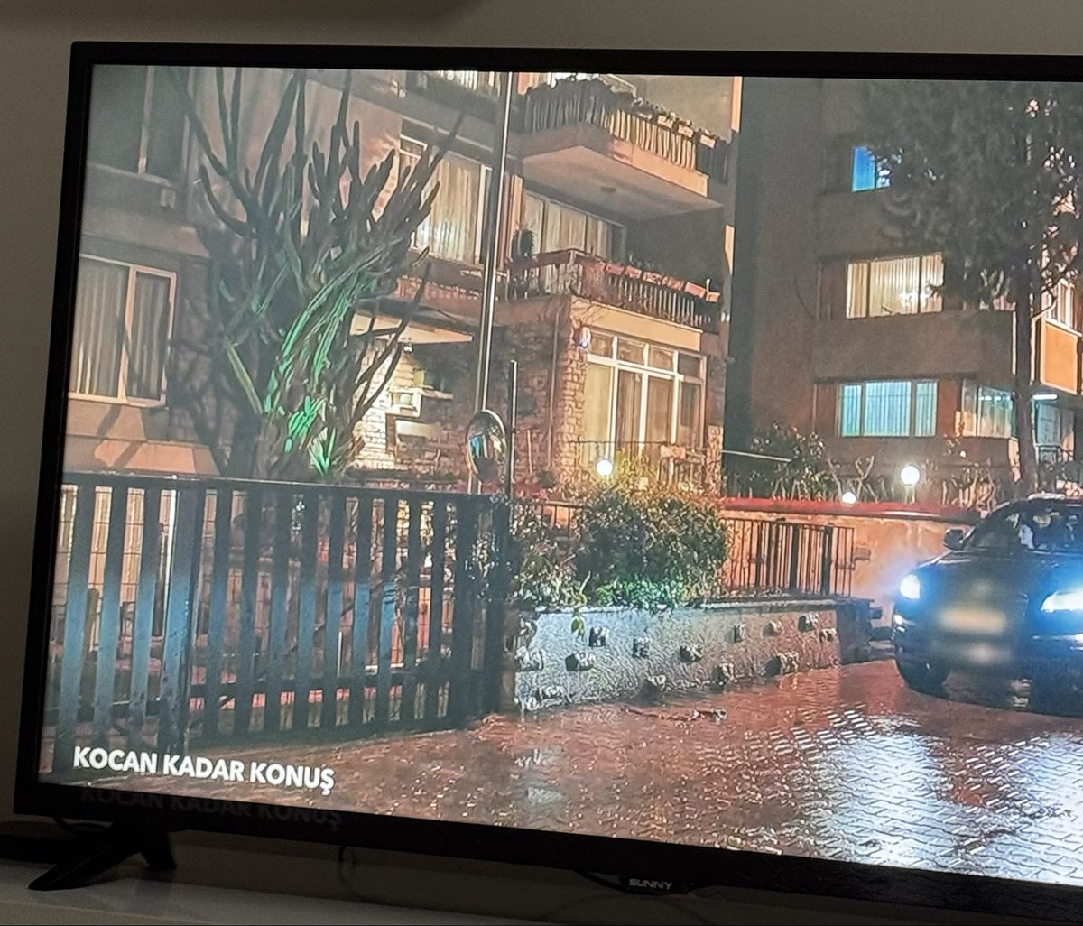 hlmcmr's tweet photo. Radyoda denk geldiğin bazı şarkıları geçemezsin ya tvde de bazı filmleri geçemiyorum mesela kocan kadar konuş https://t.co/X19OXLDCds