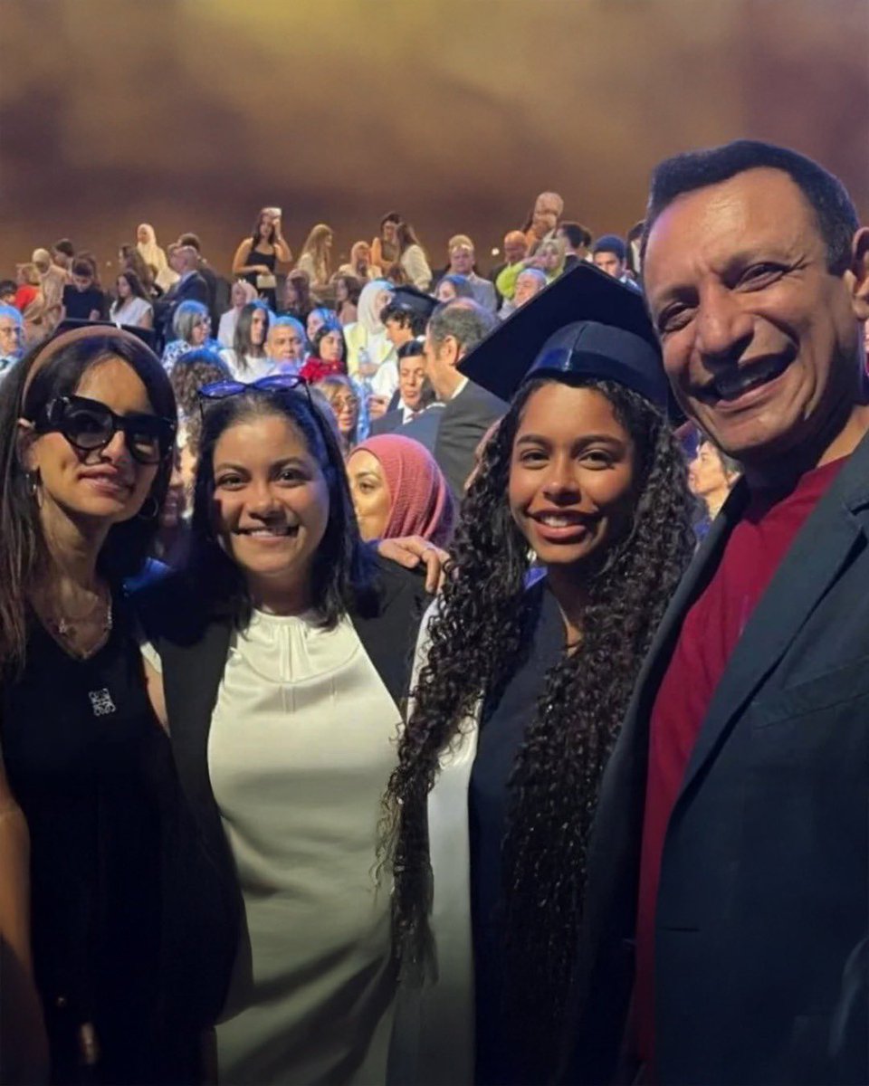 ETbilArabi's tweet photo. زينة إلى جانب مريم ابنة شيرين عبد الوهاب بحفل تخرجها بحضور والدها محمد مصطفى وغياب والدتها شيرين 🎓 https://t.co/33WZ8EZITz