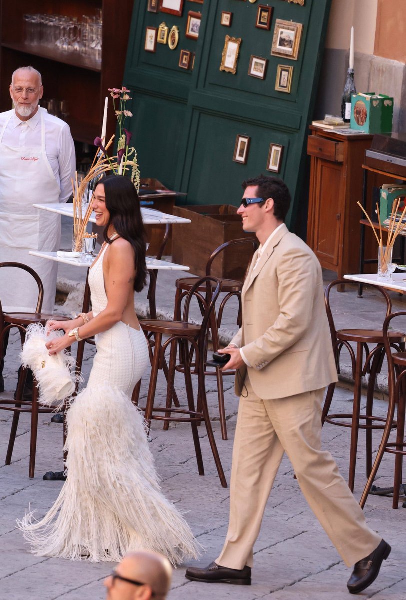 Indie5051's tweet photo. Dua Lipa y Callum Turner en la fiesta de bienvenida de su boda en Sicilia, Italia. https://t.co/bGHcVVEPv2