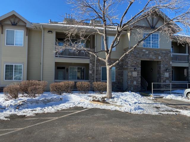 kenaggus's tweet photo. 🏡 New Lakewood rental! Ground-level 2 bed/2 bath condo with den, garage + parking space, gas fireplace, A/C, kitchen appliances, beautiful grounds, stream/pond views &amp; community pool/cabana. $2,300/mo, 1,320 sq. ft. Available 7/1/26. Text 720-589-8848 https://t.co/I7Degwzm6z