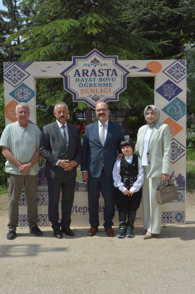 TepebasiMem's tweet photo. Adalet Komisyonu Başkanımız Sayın Arif Hamdi Sazak ve kıymetli eşleri Gamze Şanlı Sazak, Arasta: Hayat Boyu Öğrenme Şenliği kapsamında kurulan atölye ve dükkânları ziyaret etti.

Geleneksel sanat ve zanaatların yaşatıldığı etkinlik alanını gezen misafirlerimiz, öğrencilerimizin çalışmaları hakkında bilgi alarak Arasta etkinliğimize değer kattılar. Nazik ziyaretleri için kendilerine teşekkür ederiz.