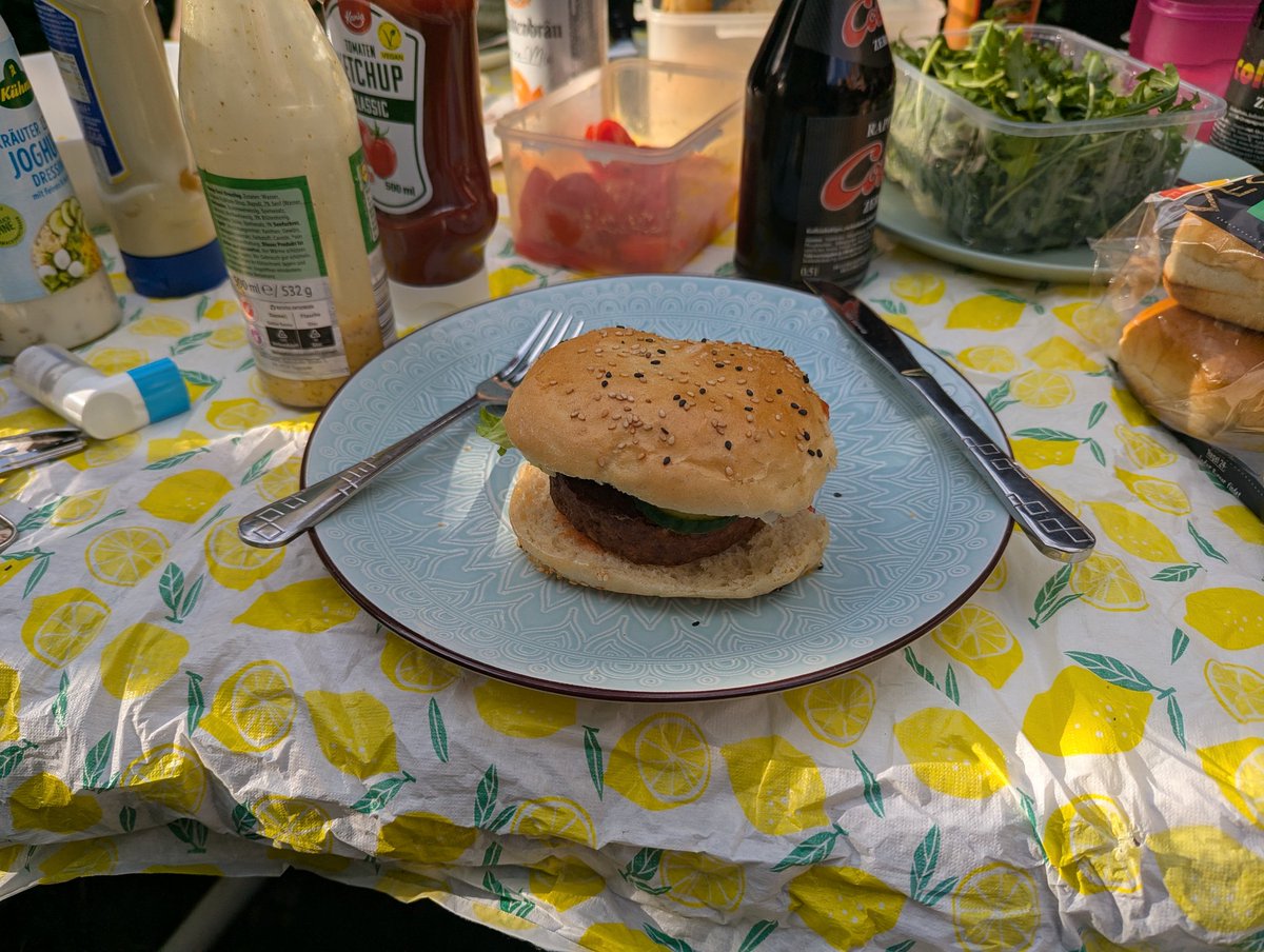 Mellyi33's tweet photo. Eating some Burgers wup wup https://t.co/jYcIaUKdgp