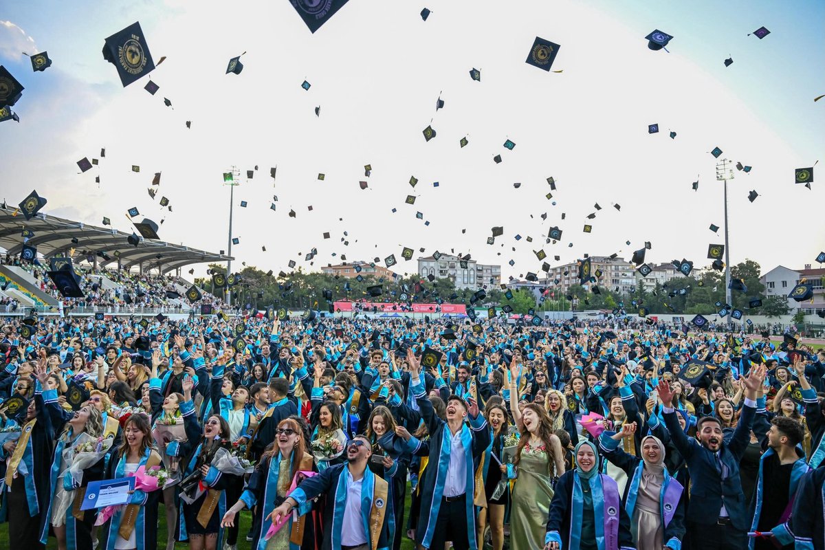 gokhansaricam's tweet photo. Kırklareli Üniversitemizin 2025-2026 Akademik Yılı Mezuniyet Töreni’ne katılarak, gençlerimizin ve ailelerinin bu anlamlı heyecanına ortak olduk.

Emek, azim ve sabırla çıktıkları eğitim yolculuğunu başarıyla tamamlayan tüm mezunlarımızı gönülden tebrik ediyorum. Bugün burada sadece bir mezuniyet sevincine değil, aynı zamanda ülkemizin yarınlarına umutla bakan gençlerimizin mutluluğuna şahitlik ettik.

Kırklareli Üniversitemizin gelişimine katkı sunan başta Rektörümüz Prof. Dr. Rengin Ak olmak üzere tüm akademik ve idari kadromuza teşekkür ediyor; mezun olan genç kardeşlerimize hayatlarının yeni döneminde başarılar diliyorum.

Yolunuz açık, bahtınız güzel olsun. 🎓🇹🇷