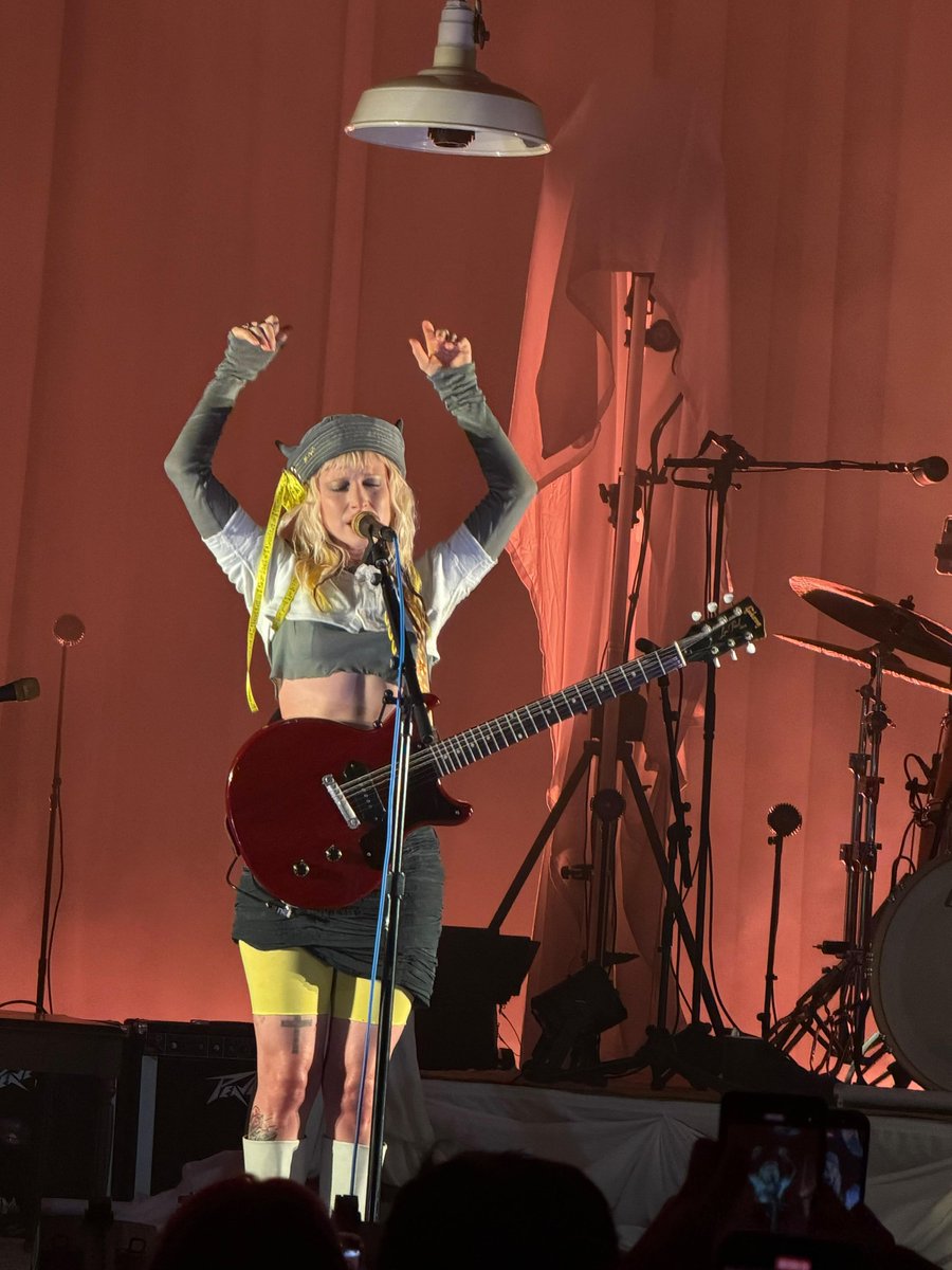 paramorebrasil's tweet photo. COMEÇOU!!!
Hayley Williams no palco do primeiro show da turnê na Europa 💛

📸 Felipe Maris https://t.co/NKQsEMqRRC