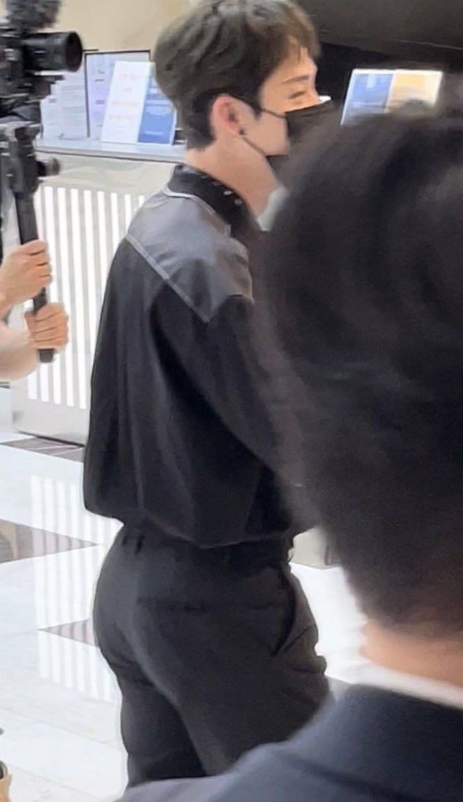 LeiteMinhoinpo's tweet photo. Bangchan caiu dentro da máquina ao colocar sua roupa para lavar! https://t.co/1aQrkDX0Hq