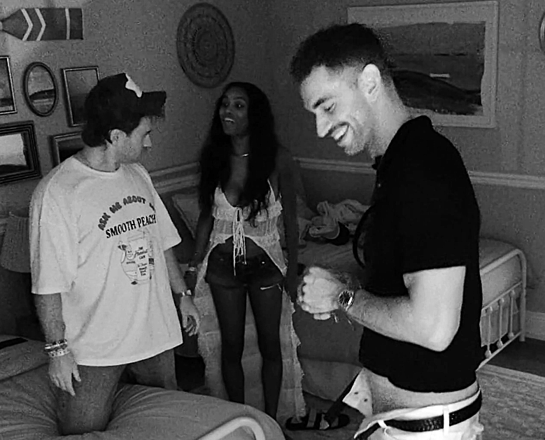 ReneeRonero's tweet photo. I don't know who needs to hear this, but hopefully the one that REALLY needs to, gets wind. 
Ciara is a stalker.
Girl go to your ROOM! 
That's all. 
https://t.co/KTwOklzAd9
#summerhouse
#ciaramiller https://t.co/qypWuT4bLM