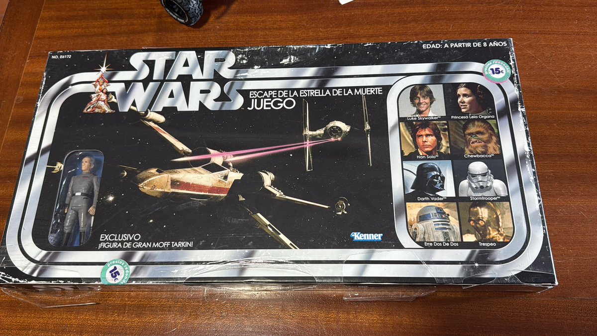 SuperCoc0's tweet photo. @yabuinu_dojin Yo encontré en una tienda de descuentos un juego de mesa de #starwars por 10€ y hasta trae la figura del gran moff tarkin, mi compra compulsiva del mes 🤣 https://t.co/yvIUilnazt