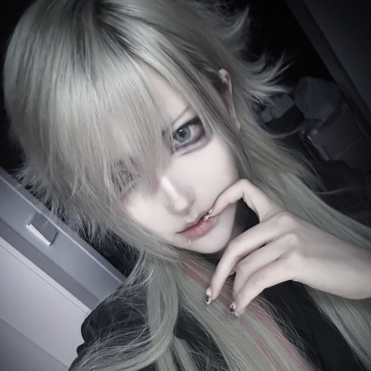 crucifidex's tweet photo. how pinterest sees me (im copying oomf) 
first pics:

🐾 hair
🐾 body
🐾 makeup 
🐾 house

i wish my house looked like that and my feed is all vkei makeup inspo bro https://t.co/KE9maNkC0v