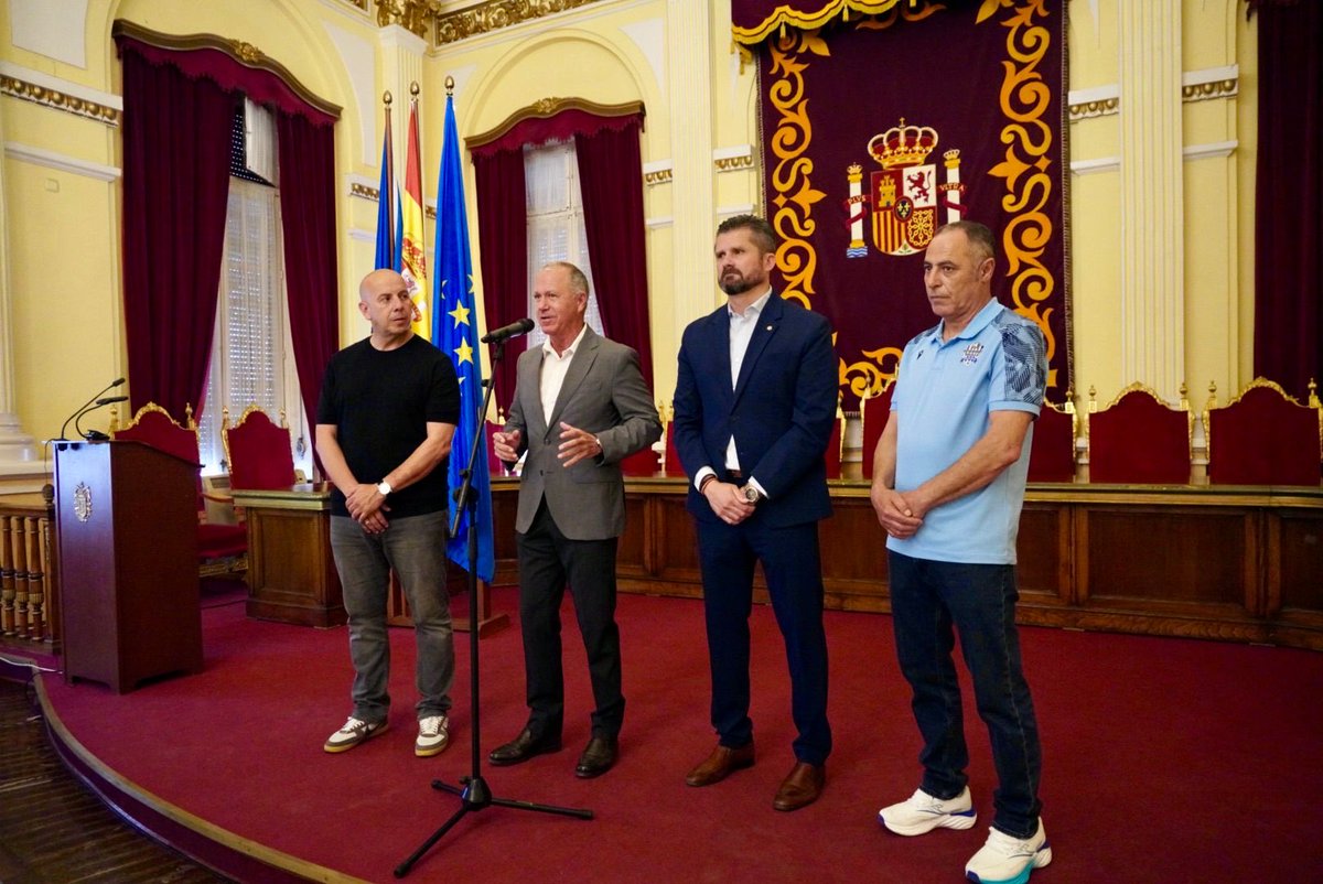 GobiernoMelilla's tweet photo. El vicepresidente primero @mmarinmelilla y el consejero de Deportes @MigueFerBon han recibido en el salón dorado a las selecciones de fútbol veterano de Andalucía y Melilla. https://t.co/8gcqSR3g74