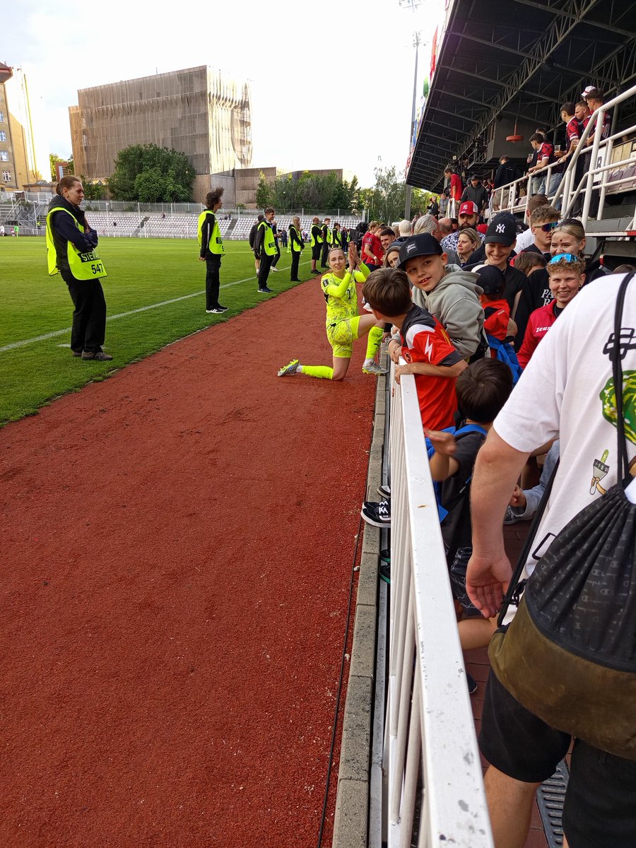 ogy_16's tweet photo. Dnes to bylo od holek strašně málo. Ony to vědí. Albánie, které daly venku 5:1, se měla porazit. Wales ale také zaváhal v Černé Hoře, takže v Cardiffu v úterý pořád stačí i remíza. První místo ve skupině znamená příhodnější los baráže o MS v Brazílii, takže jde o dost https://t.co/DeZLu8D99N