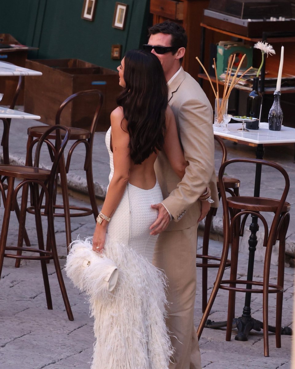 populicc's tweet photo. Dua Lipa ile Callum Turner, Sicilya'daki düğün öncesi açılış partisinde görüntülendi. https://t.co/XSCkL4oVtC
