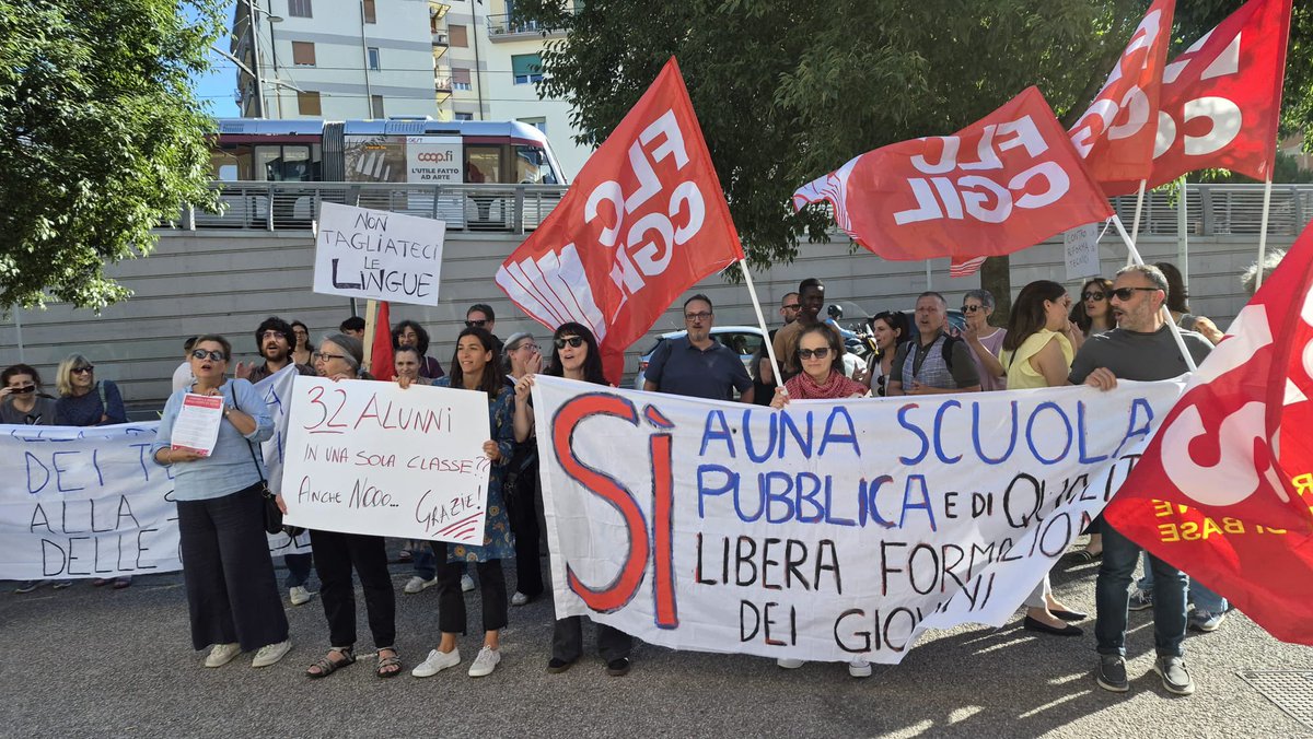 CgilFirenze's tweet photo. Scuola: Firenze, flash mob @FLCFIRENZE contro la riforma dei tecnici, annunciato lo sciopero degli scrutini. Cgil e Flc danno il via anche alla mobilitazione anti “consenso informato”

👉 La nota: https://t.co/tHSxTFCyE6 @FLCCGIL https://t.co/JnfWE3jII1