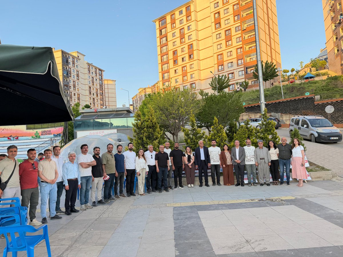 newroz_uysal's tweet photo. ✔️Şırnak’ta Barış ve Adalet nöbetinde buluştuk 

📍Şırnak KESK Şubeler Platformu tarafından görevden uzaklaştırılan üyelerine yönelik Adalet Nöbeti ile İHD’nin 4. Haftasında olan Barış Nöbetini bir arada tuttuk. 

📍Sendikal faaliyet yürütmek, barışı savunmak, demokrasi talep etmek ve toplumsal hak ihlallerine karşı söz söylemek cezalandırma gerekçesi haline getirilemez. 

📍Şırnak Eğitimsen Şube Başkanı Adnan Şenbayram, Cizre Eğitimsen üyeleri Mesut Aslan ve Nizam Kaplan ile Şırnak SES üyesi Abdülkadir Örüker’in haklarındaki soruşturma durdurulmalı görevleri derhâl iade edilmelidir.

📍Barış talebinin soruşturma konusu yapıldığı, sendikal mücadelenin kriminalize edilmeye çalışıldığı bir düzen; toplumsal barışı da çalışma barışını da derin biçimde zedelemektedir.
@egitimsen @sirnakegitimsen @egitimsencizre @KESK1995 @ihd_sirnak @KESK_73 @SirnakSes