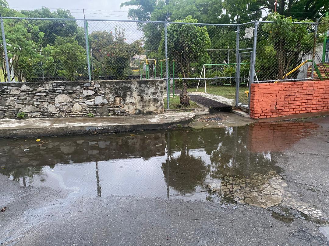 LaCaliforniaSi's tweet photo. INUNDADO | Así quedó el parque infantil del Parcelamiento Güeregüere de #LaCalifornia (recuperado por iniciativa vecinal) después de la lluvia de ayer #4Junio . Varias veces se ha solicitado a @hidroven_ve que destape el desagüe, pero no ha habido respuesta.  #DestapenElDesague https://t.co/hkOiDS1Ueh