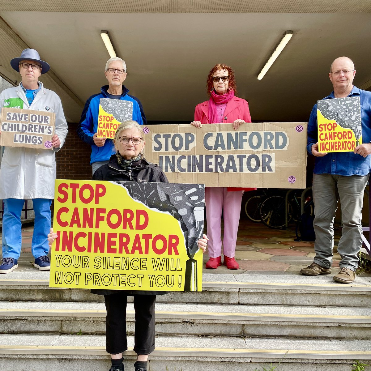 XRWimborne's tweet photo. Silent vigil, clear message.

Canford incinerator will belch CO2 and pollutants 24/7 for 40 years on Canford Heath near homes, workplaces and schools. 

The future is reducing, reusing, repairing, recycling.

Outside the Planning Appeal today. 

#StopCanfordIncinerator https://t.co/19sbTGnoqH
