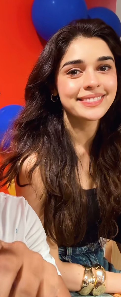 Zarahx02's tweet photo. That hometown glow @EishaSingh24 ☀️

#EishaSingh https://t.co/AF0DkOJ6J5
