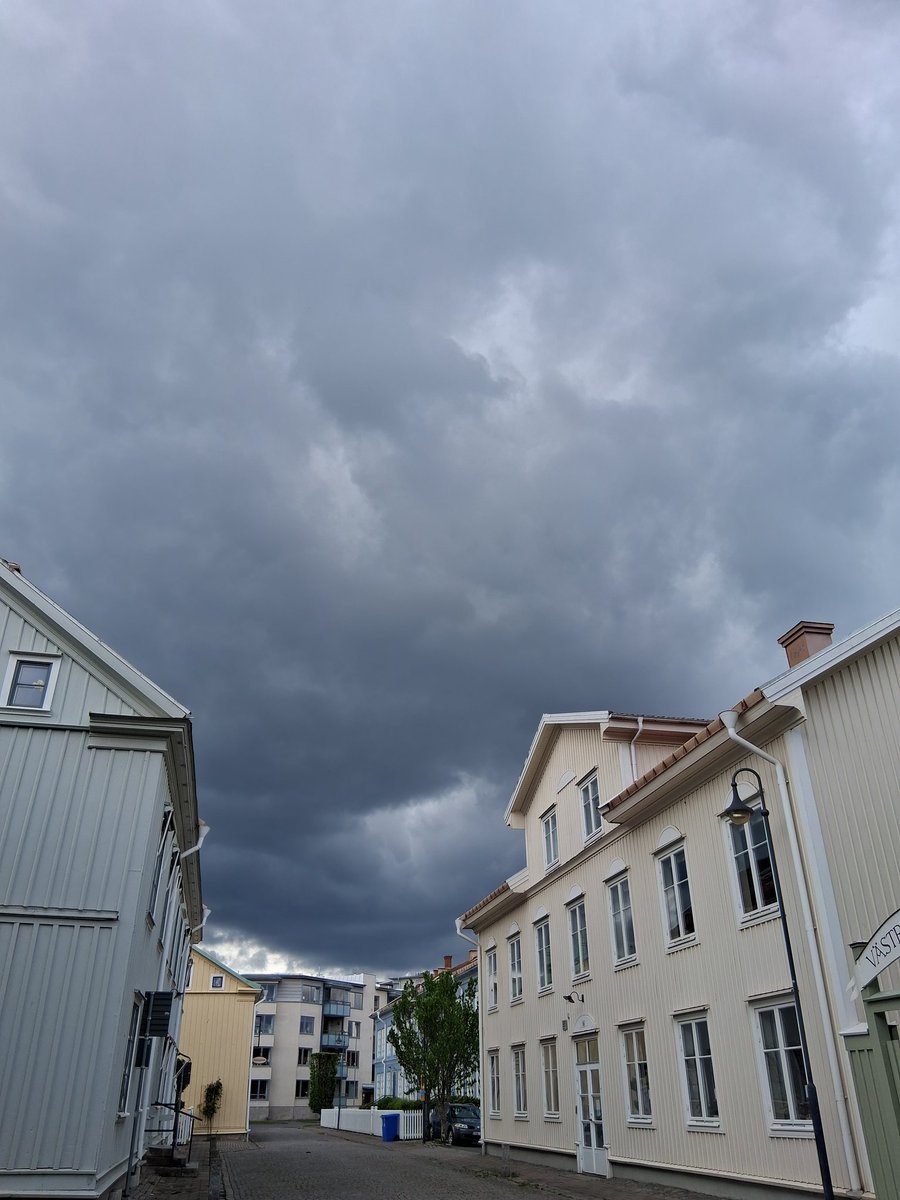 dunkla_rum's tweet photo. Min arbetsdag i 4 bilder.
Någon var inte vän med vädergudarna på fel sida stan.
Strid ström med bilar på Odengatan.
Pimpad företagslåda.
Och till sist var Undergången Nära!
Fredag #påminplanet https://t.co/gkfJ0s4wpK