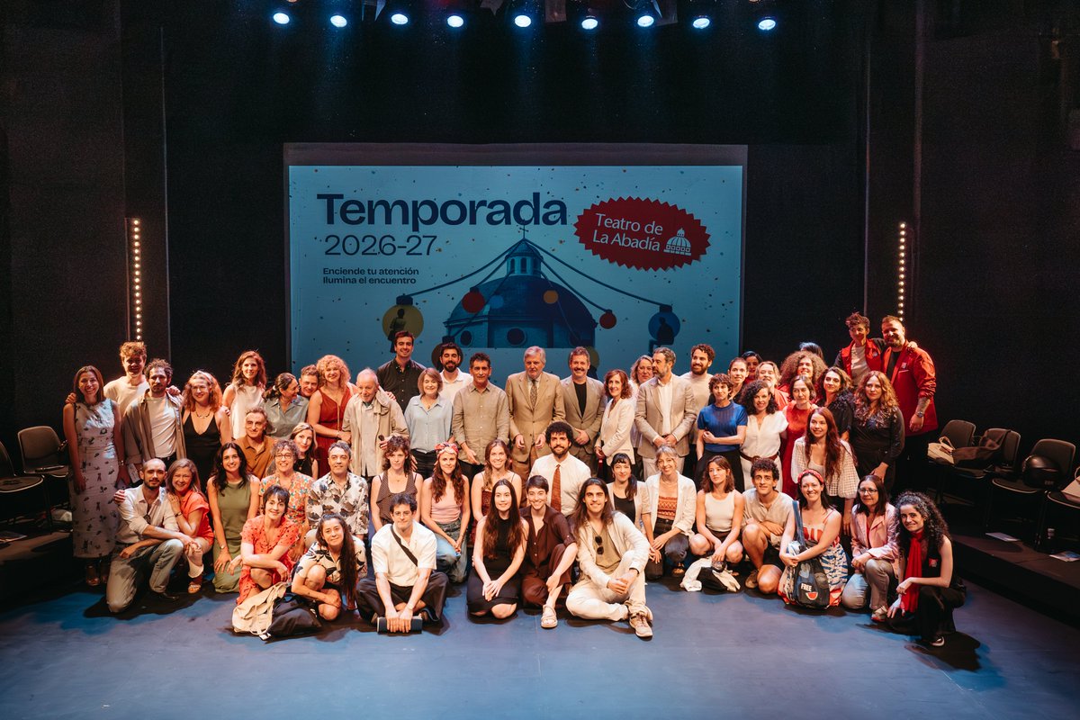 teatroabadia's tweet photo. @rincon_cano @Natalia_huarte @alberconejero @INAEM_Cultura @culturagob @ComunidadMadrid @MADRID @teatrobarrio @szpunberg @teatrelliure @rociohoces @CultiConflicte @Pecadodehybris1 @xalbertig @LaVeronal @barcopirataorg @juanpanos @luciarmiranda @CrossBorderProj @histrionteatro @MariaGoiricelay @Teatro_Real @CbyJ @LAZONA____ @TeatroDelSoho Así hemos cerrado la presentación de la #T2627LaAbadía: con gran parte de las compañías que nos acompañarán a partir de septiembre en una temporada en la que buscamos encender tu atención para iluminar el encuentro. 

Juntos y juntas hacemos Abadía. ¡Gracias! 🫂 https://t.co/HfKe6axyAC